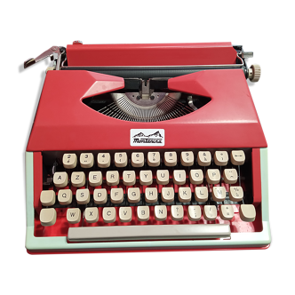 Typewriter made in italy model montanina