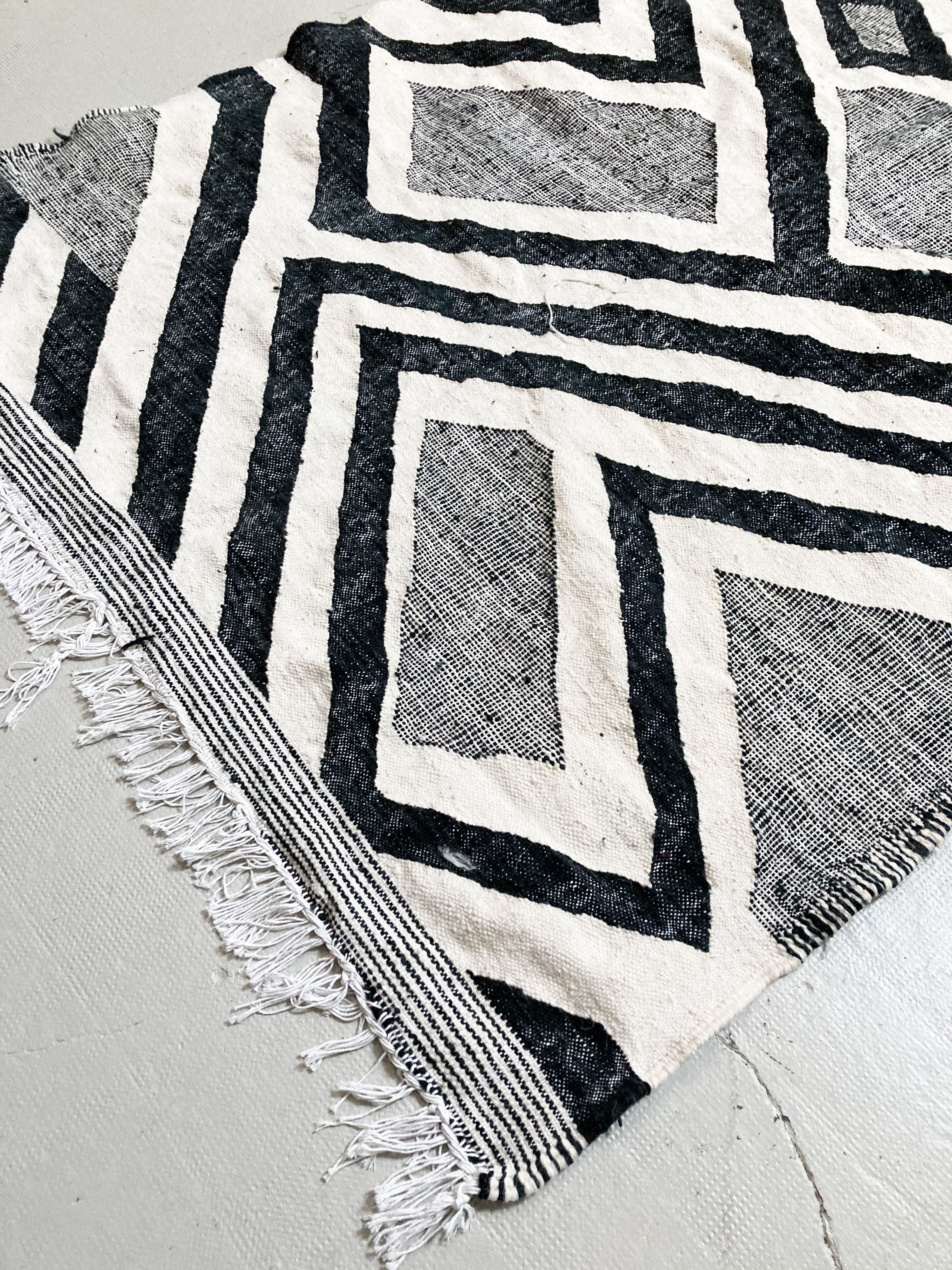 Kilim Berber Moroccan ecru with black graphic patterns 253x158cm
