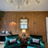 Paire de fauteuils en velours vert avec accoudoirs