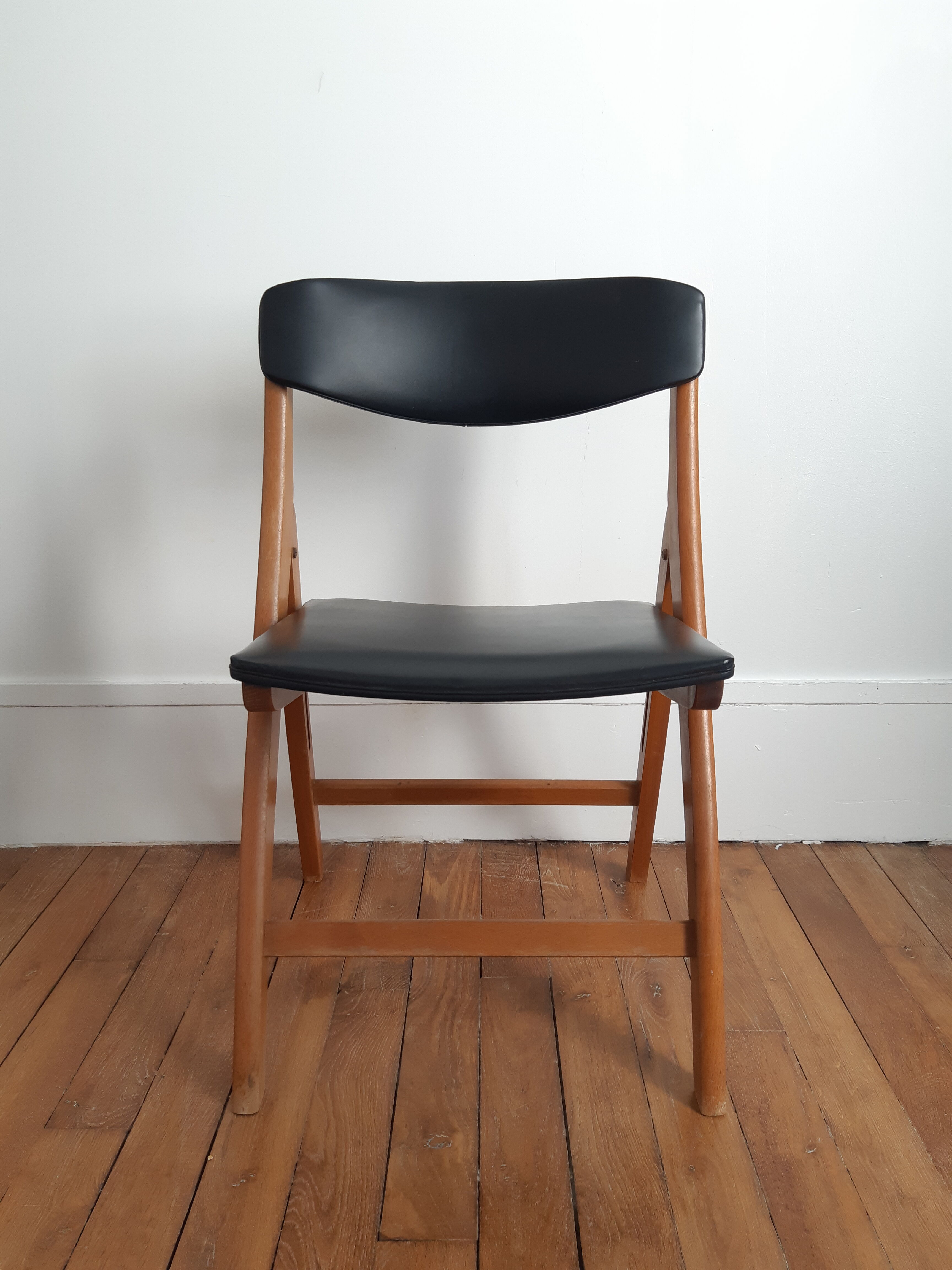 Set of 2 folding chairs in wood and skai