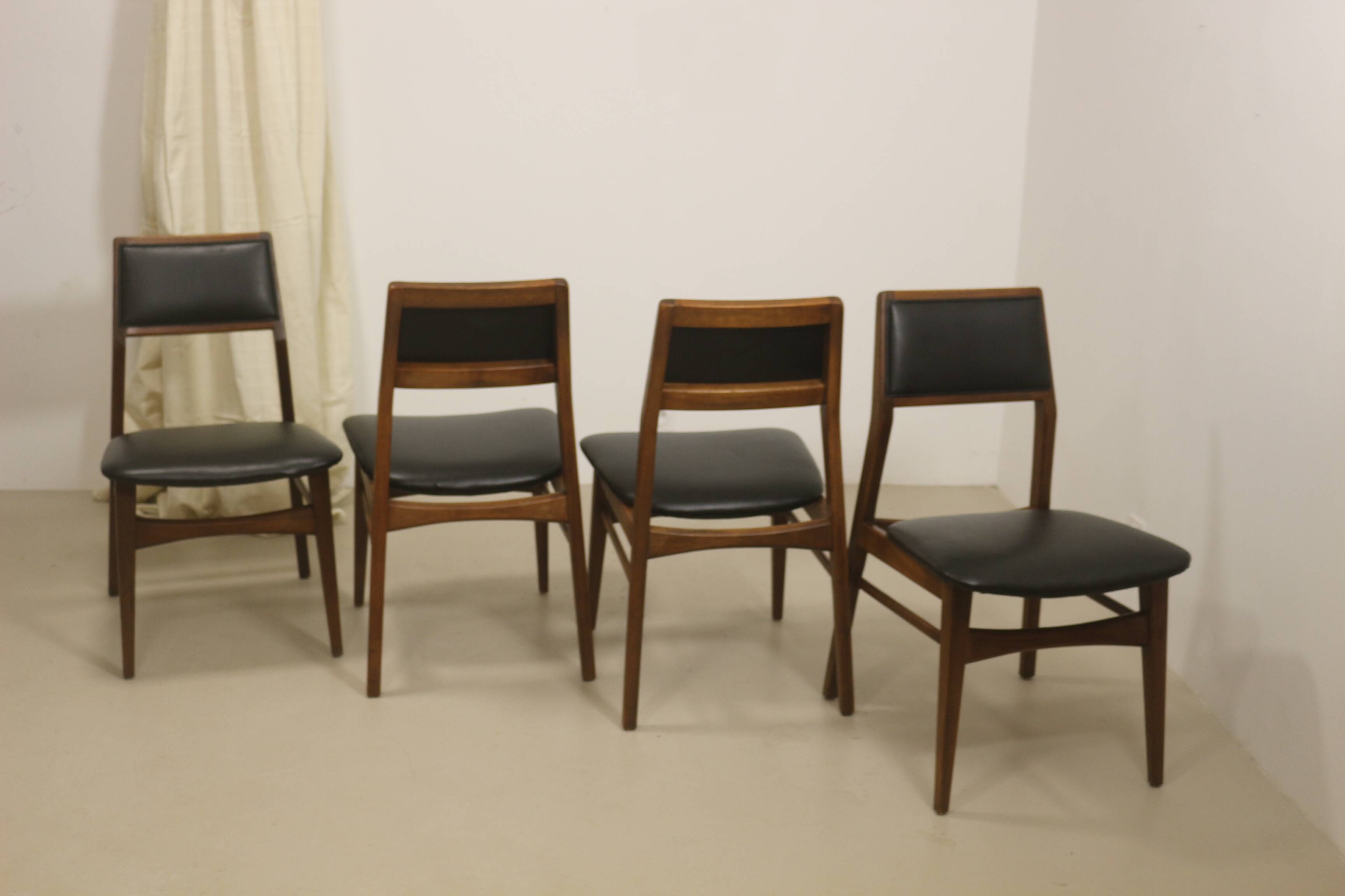 Set of 4 dining chairs Foster McDavid year 70.