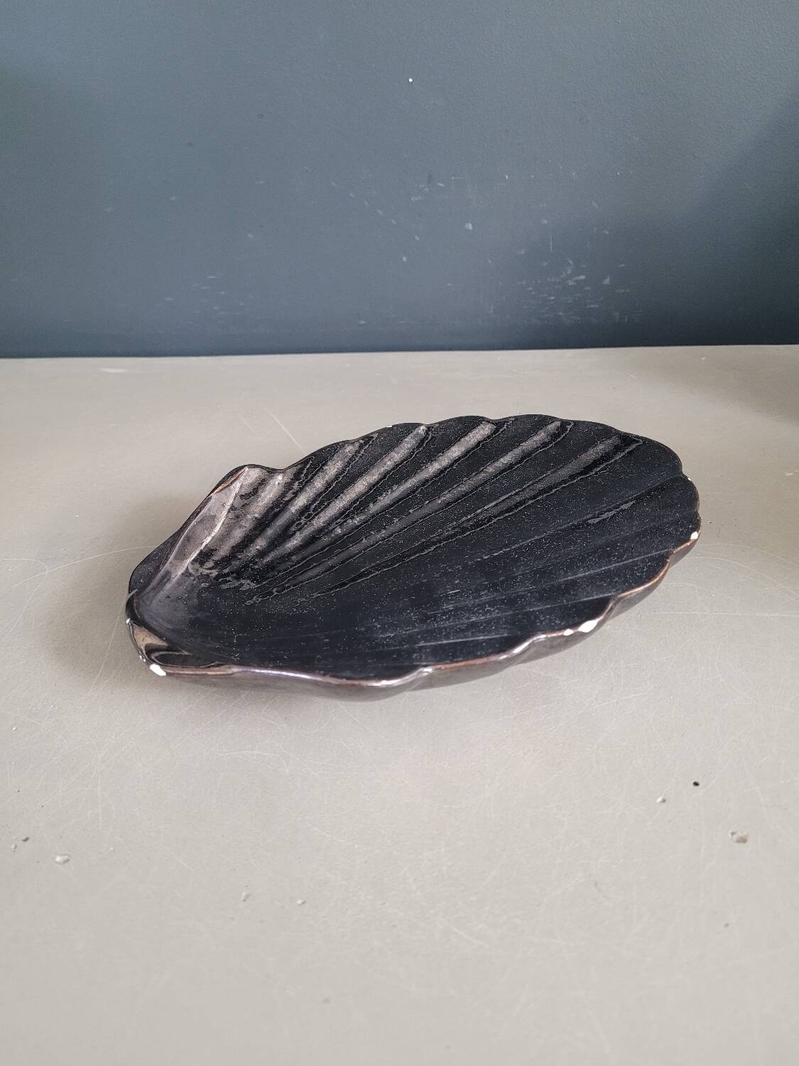 Ceramic scallop shell tray