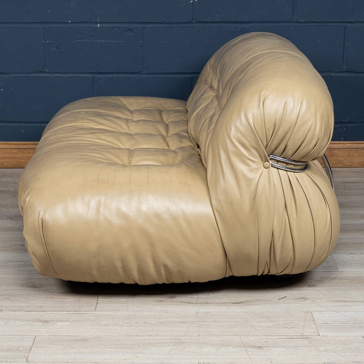 Italian 20thc beige "soriana" leather sofa by tobia scarpa for cassina