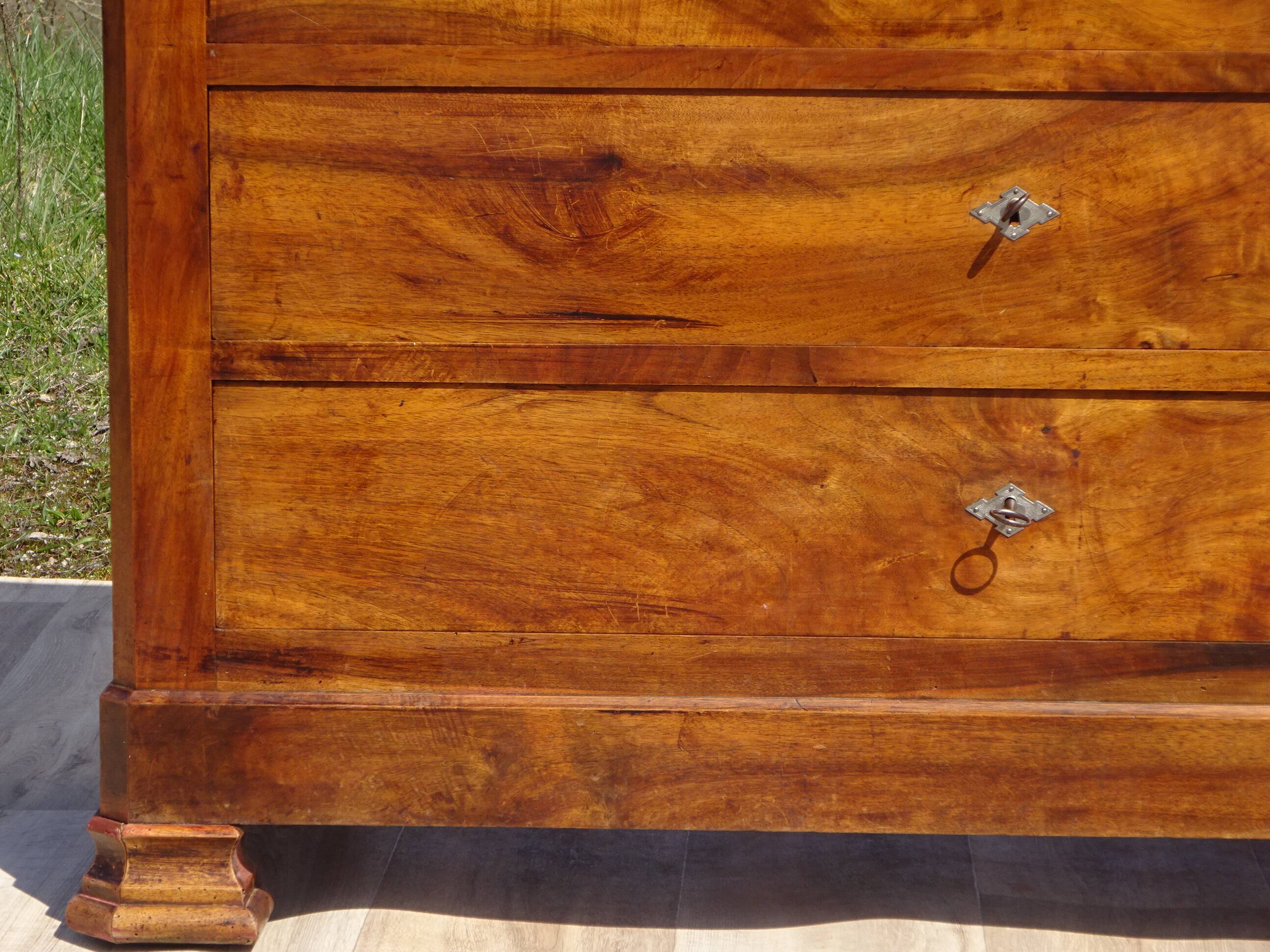 Commode en noyer de style et époque Louis Philippe
