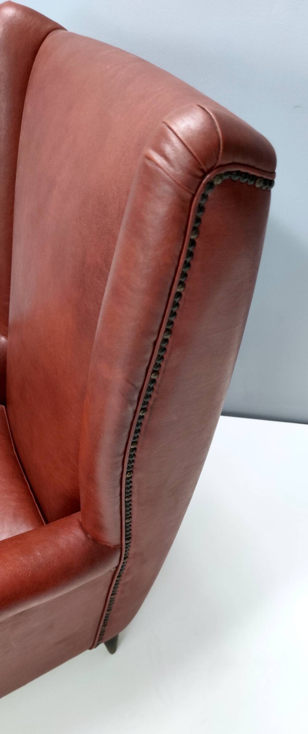 Fauteuil à oreilles en Skai Attr. au modèle 512 attr. à Gio Ponti Produit par ISA