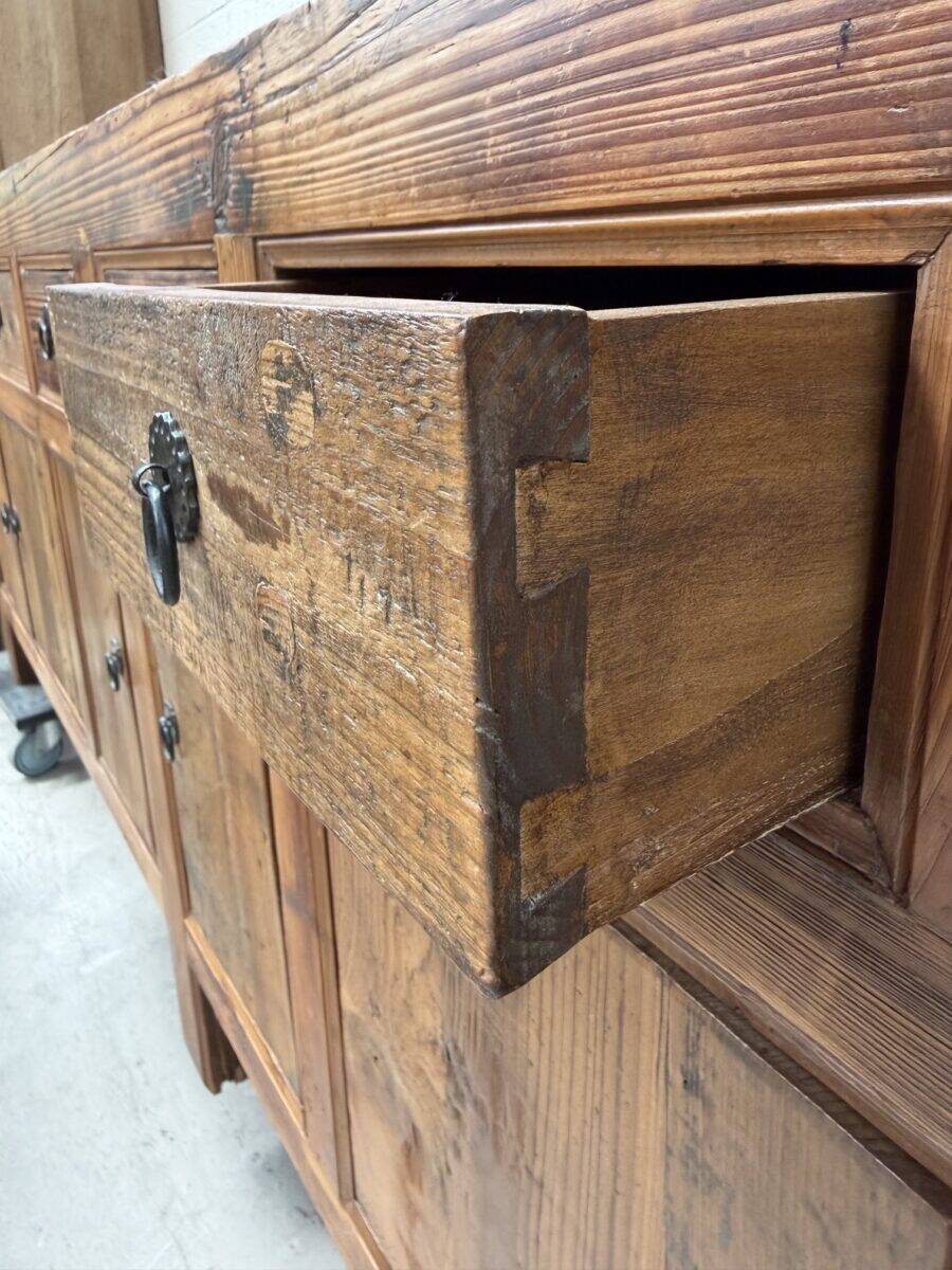 Buffet brutaliste en vieux sapin