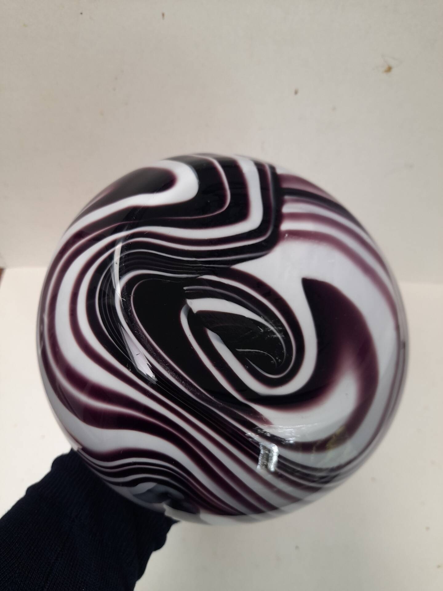 Beautiful vase in purple and white opaline.