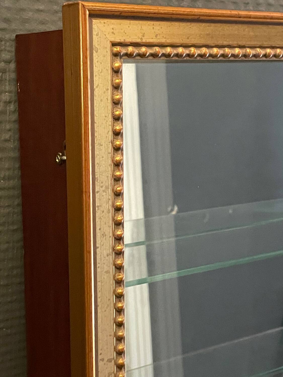 Vitrine en bois doré à suspendre .