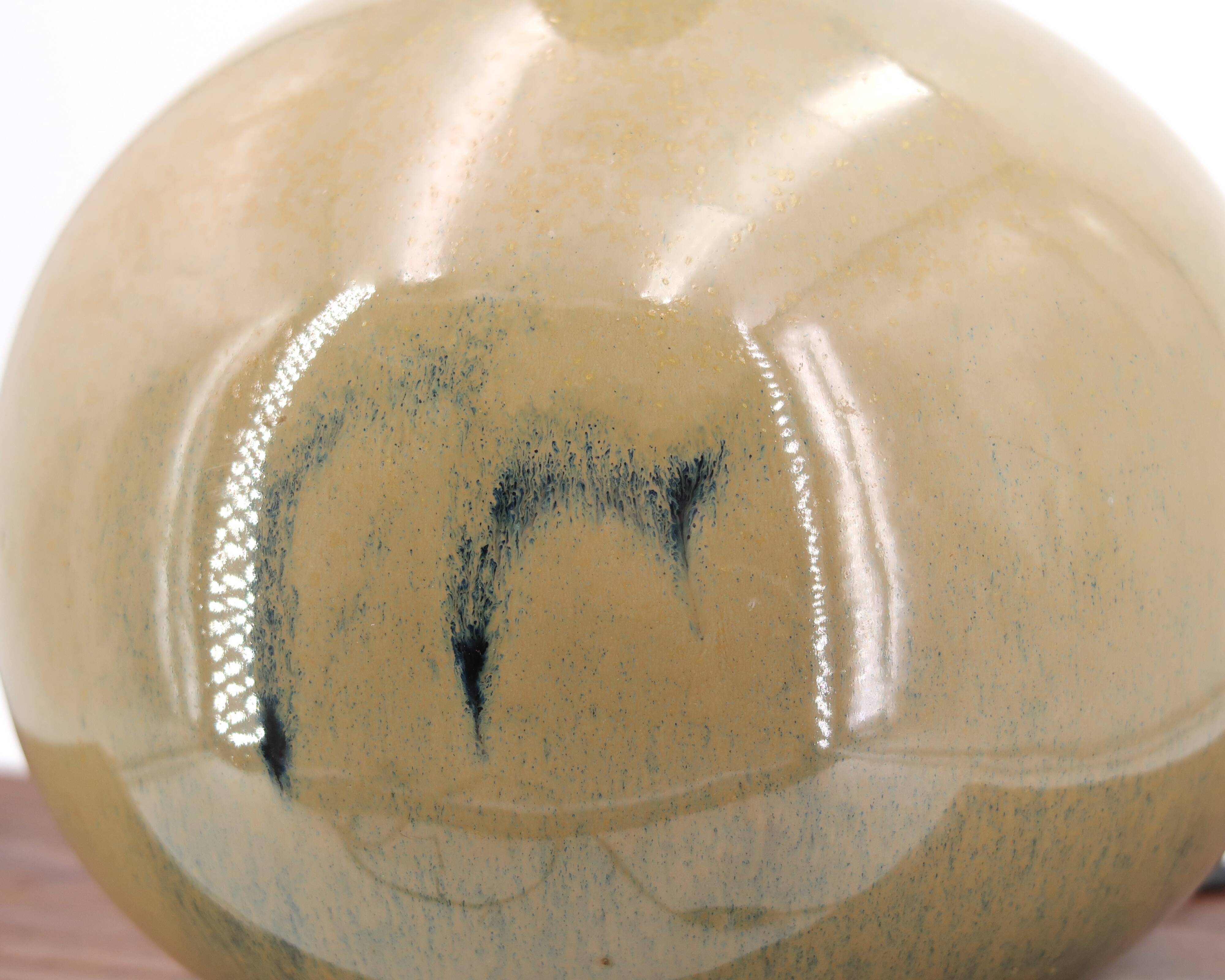 Lampe en céramique beige, abat jour en raphia, années 70