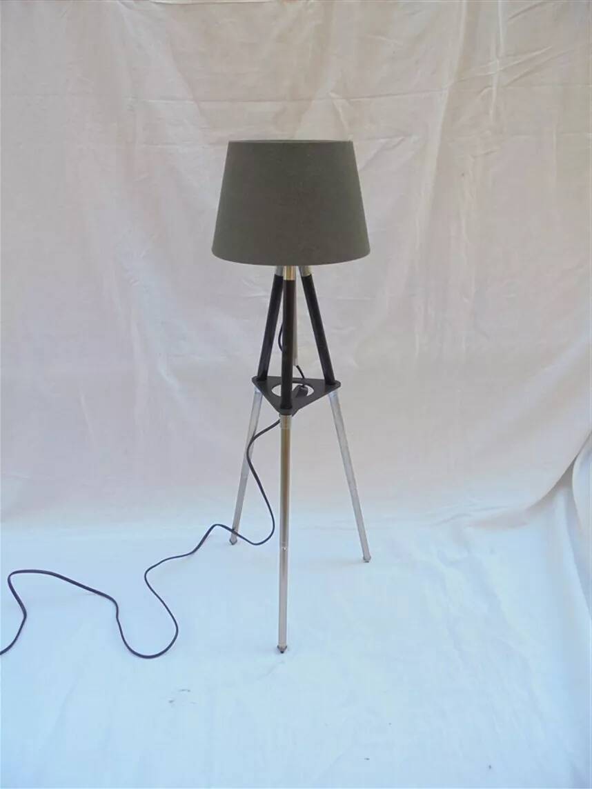 Tripod lamp