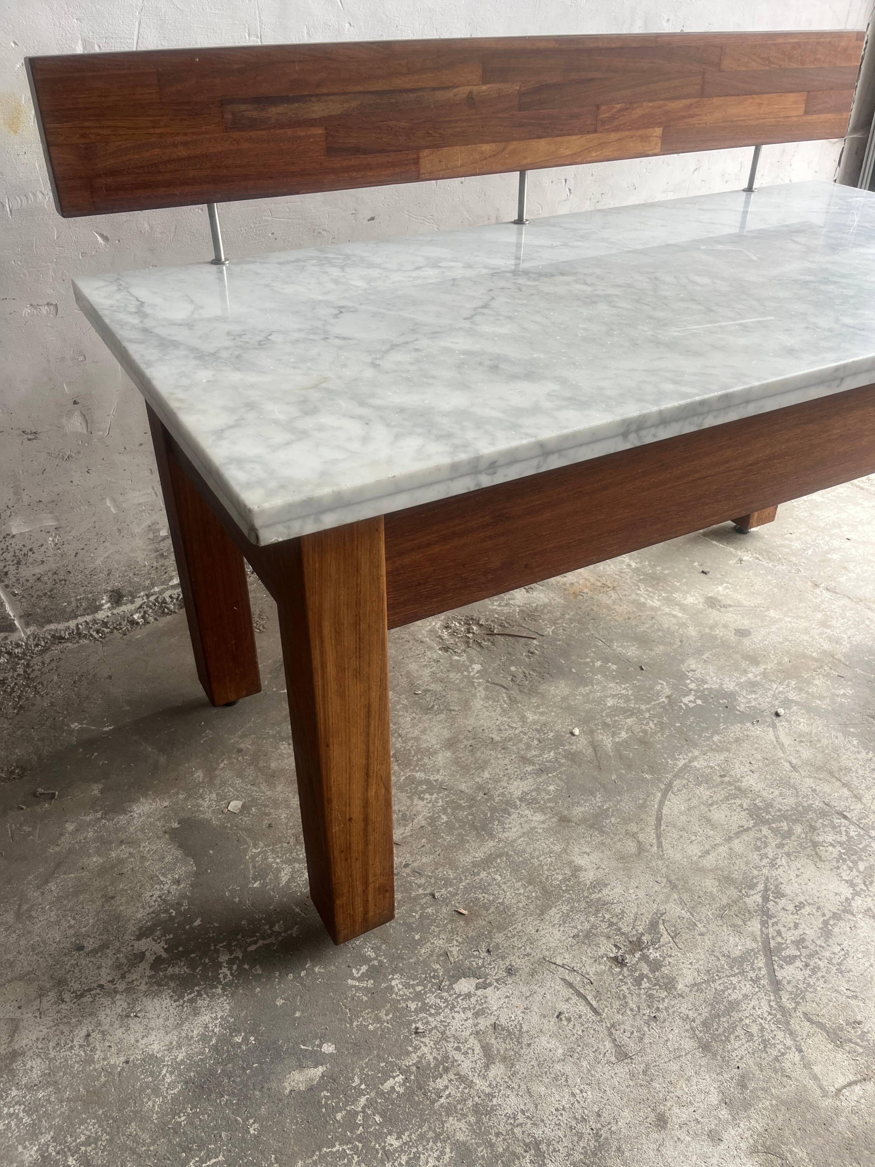 Console postmoderne en marbre avec écran flottant en bois