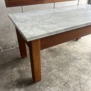Console postmoderne en marbre avec écran flottant en bois