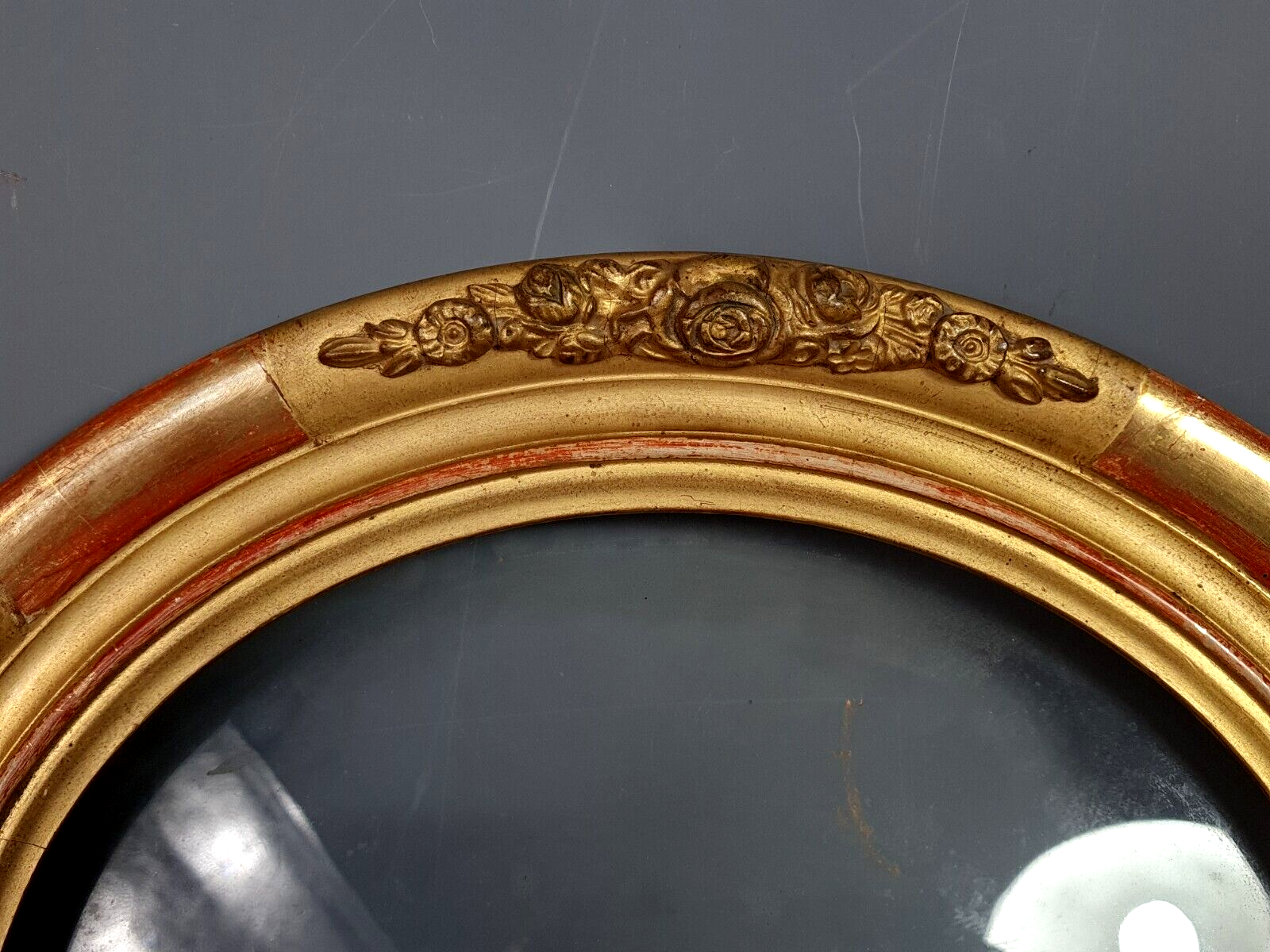 Oval frame nineteenth century gilded stucco wood and glass 36x31 foliage 28x23 cm