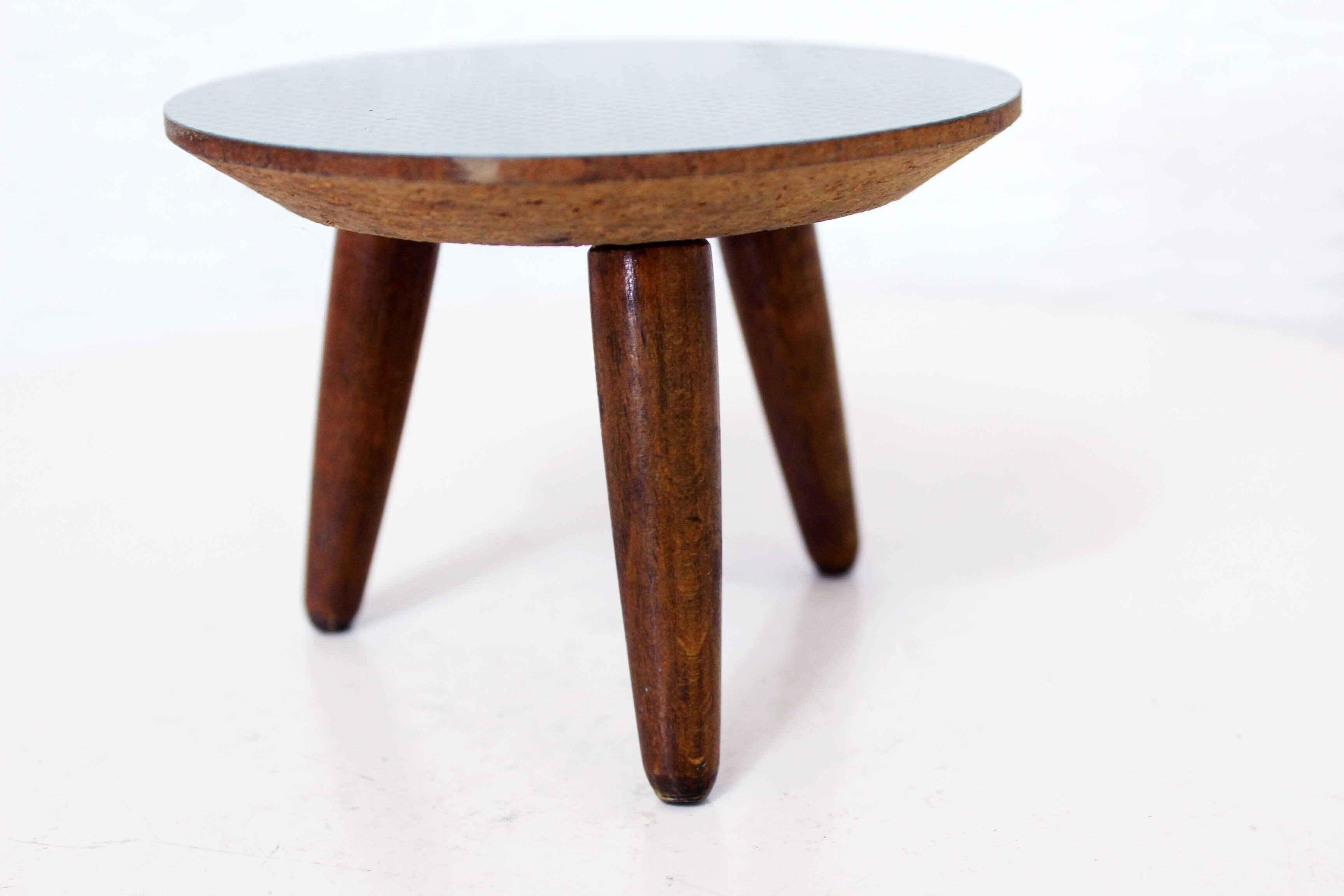 Pedestal carries tripod plant