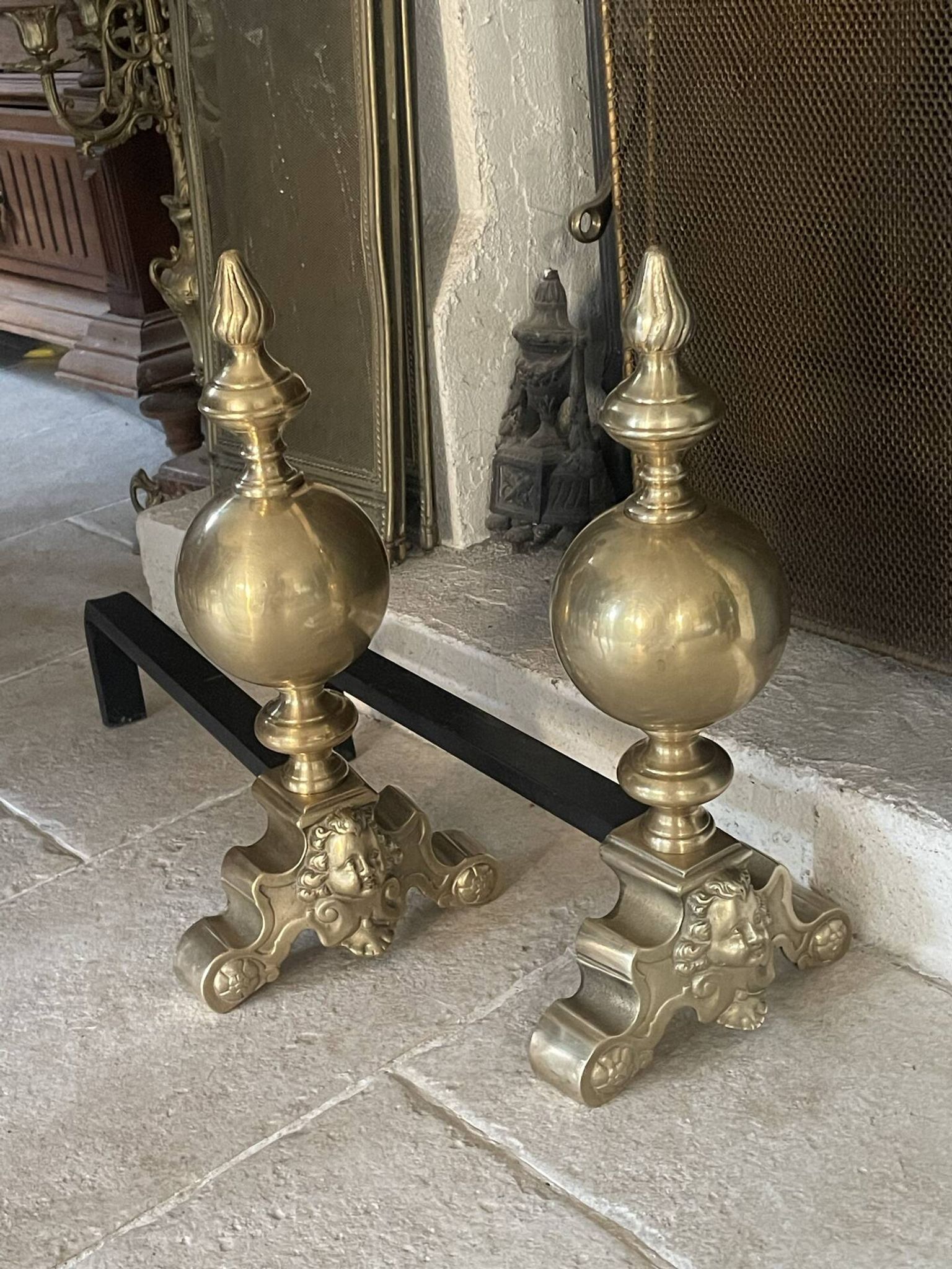 Paire de chenets en laiton