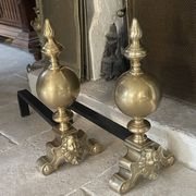 Paire de chenets en laiton