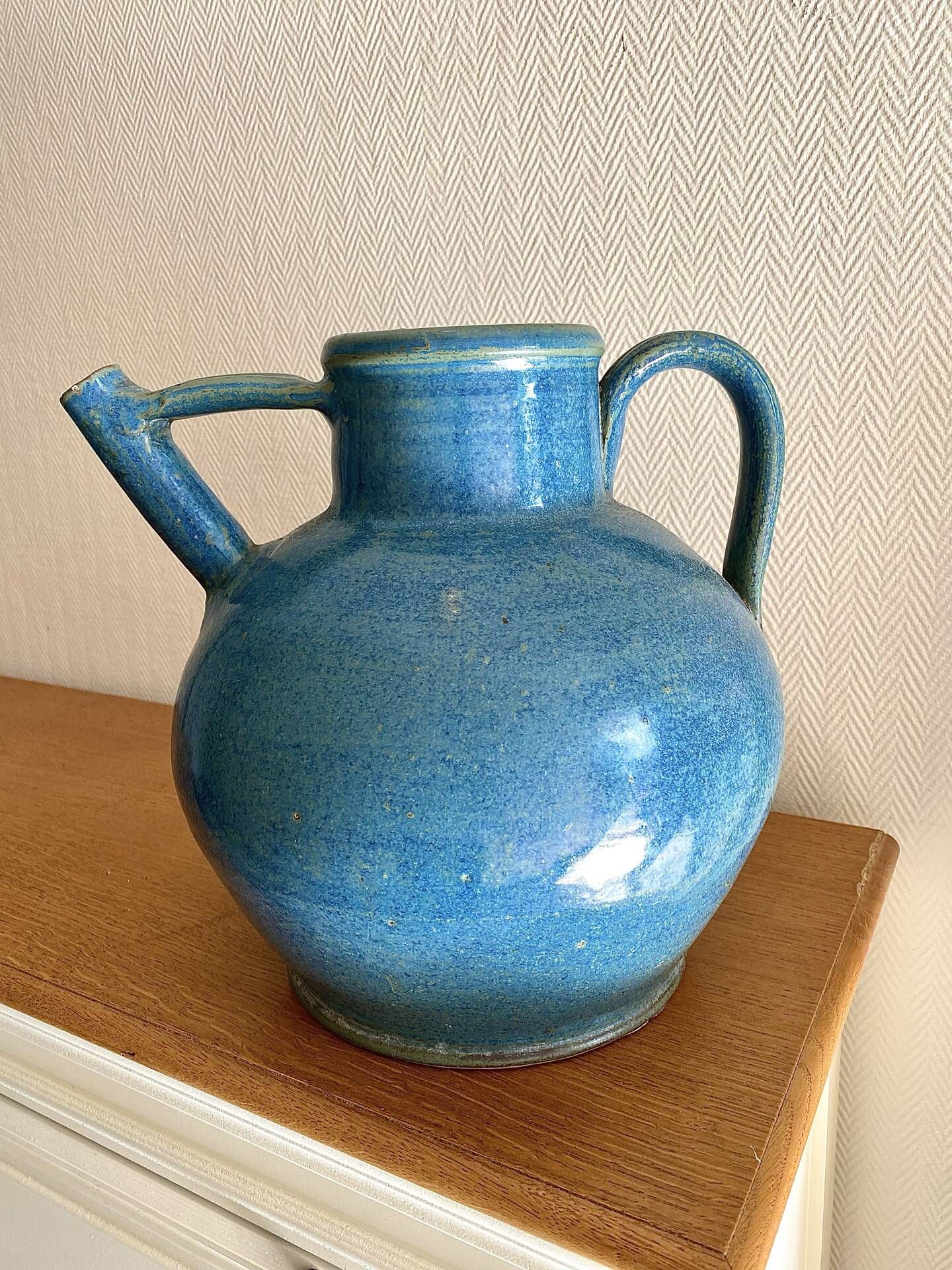 Old oriole in speckled blue glazed stoneware, south-west.
