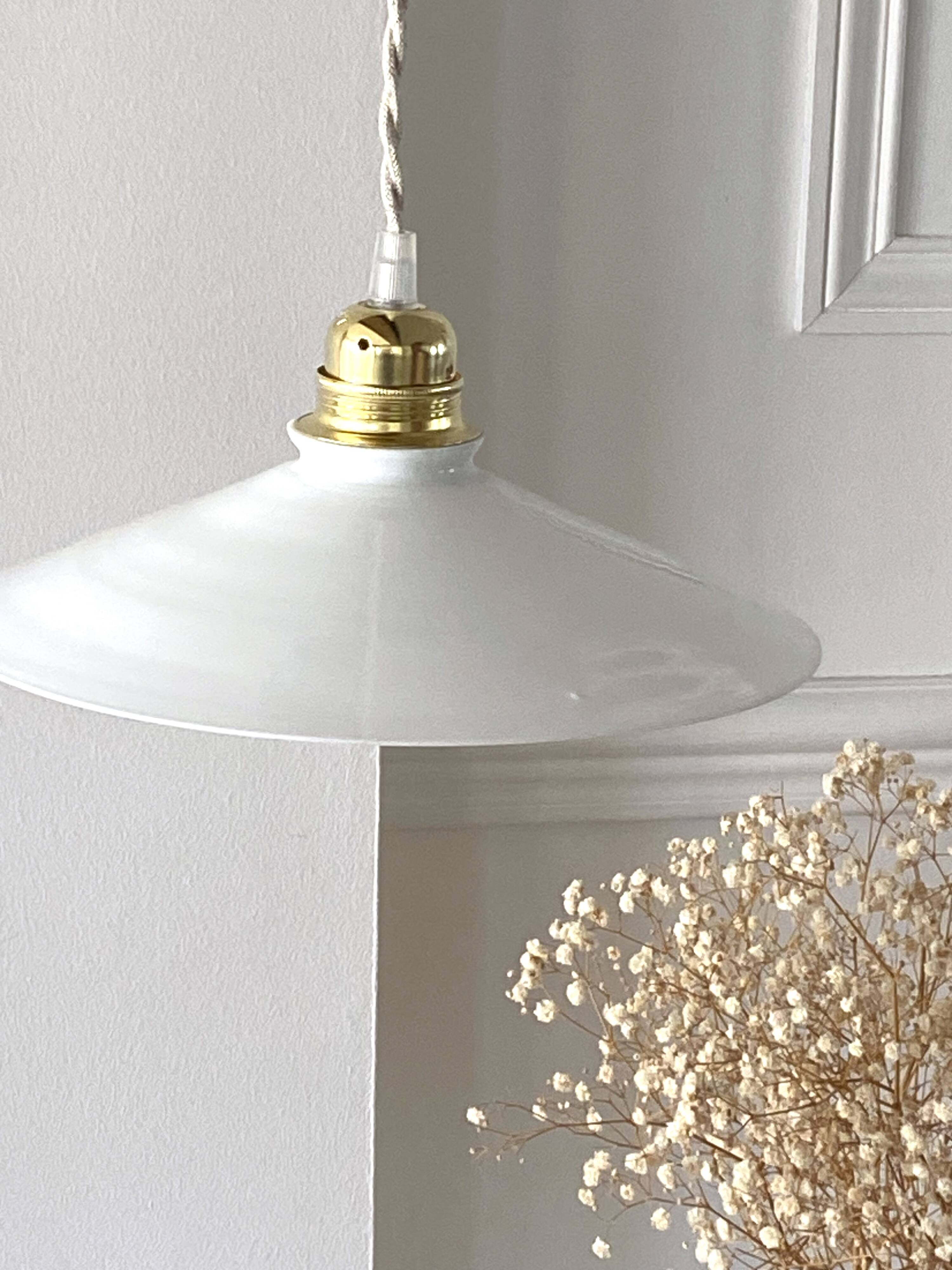 Opaline suspension