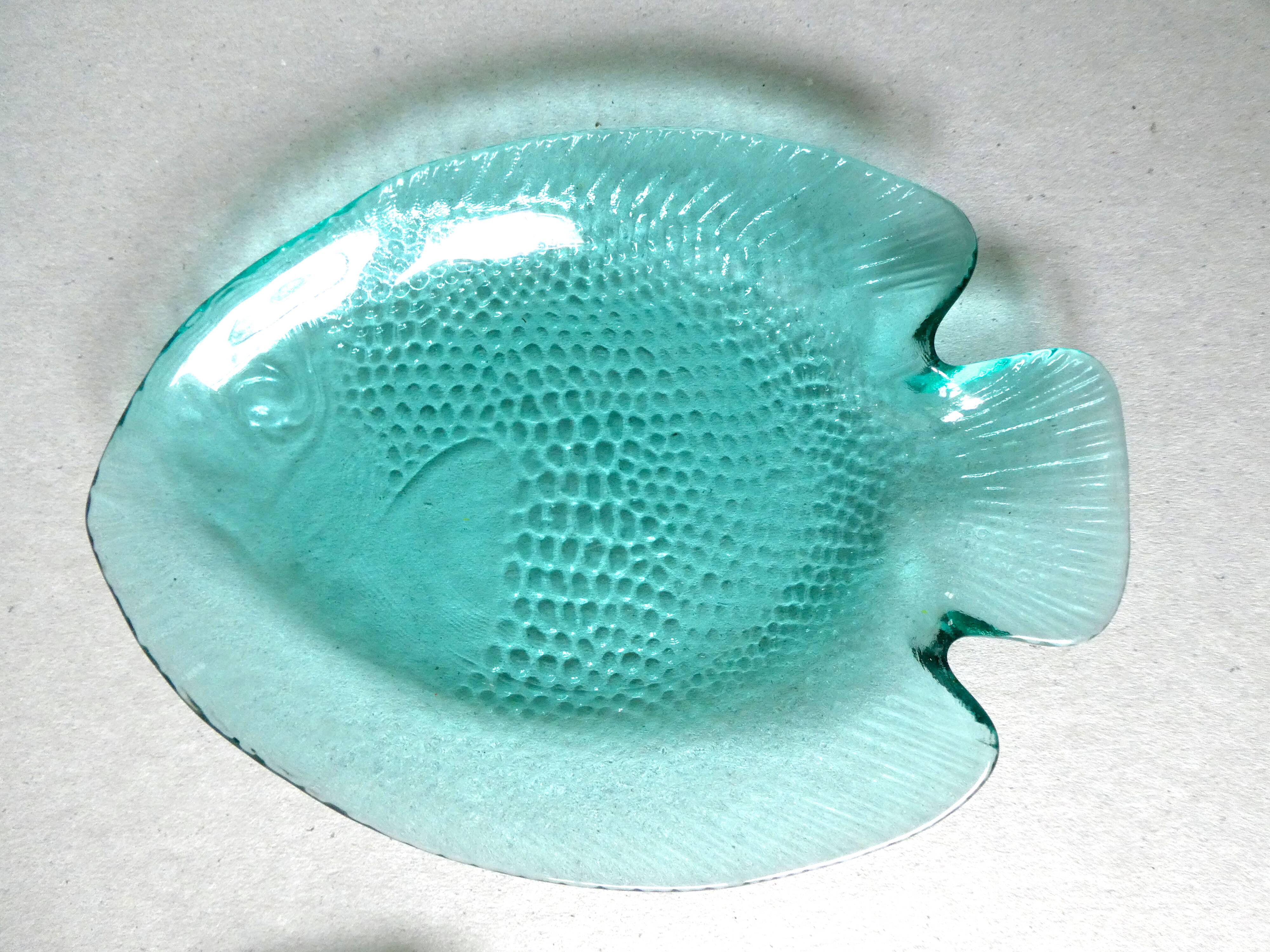 Set of 4 cups shaped fish colored green glass of the 70s