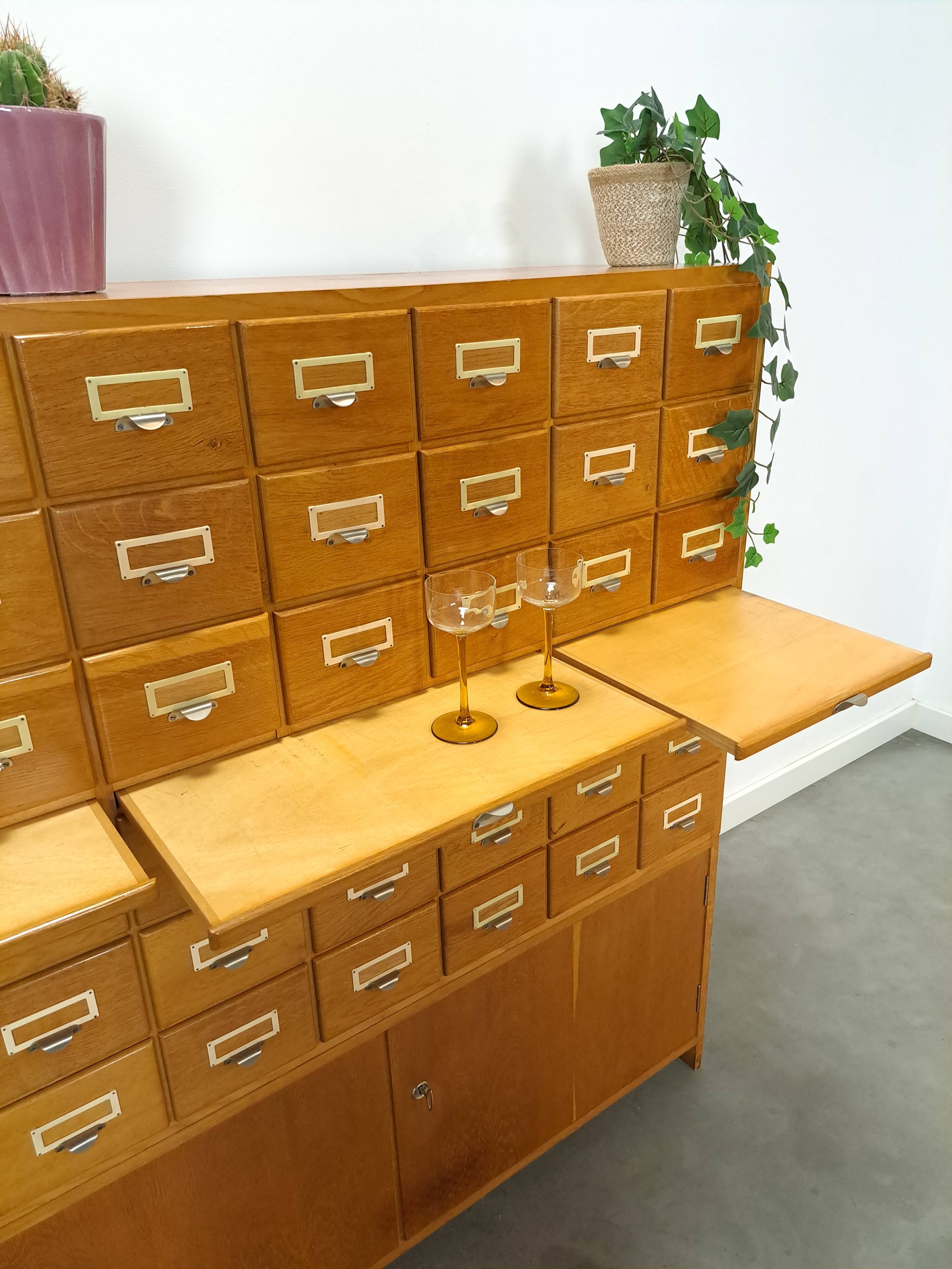 Oude houten ladekast met uitschuifbare planken