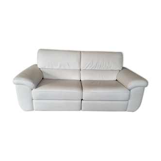 3-seater leather sofa with two headrests and equipped with a two-position relaxation system