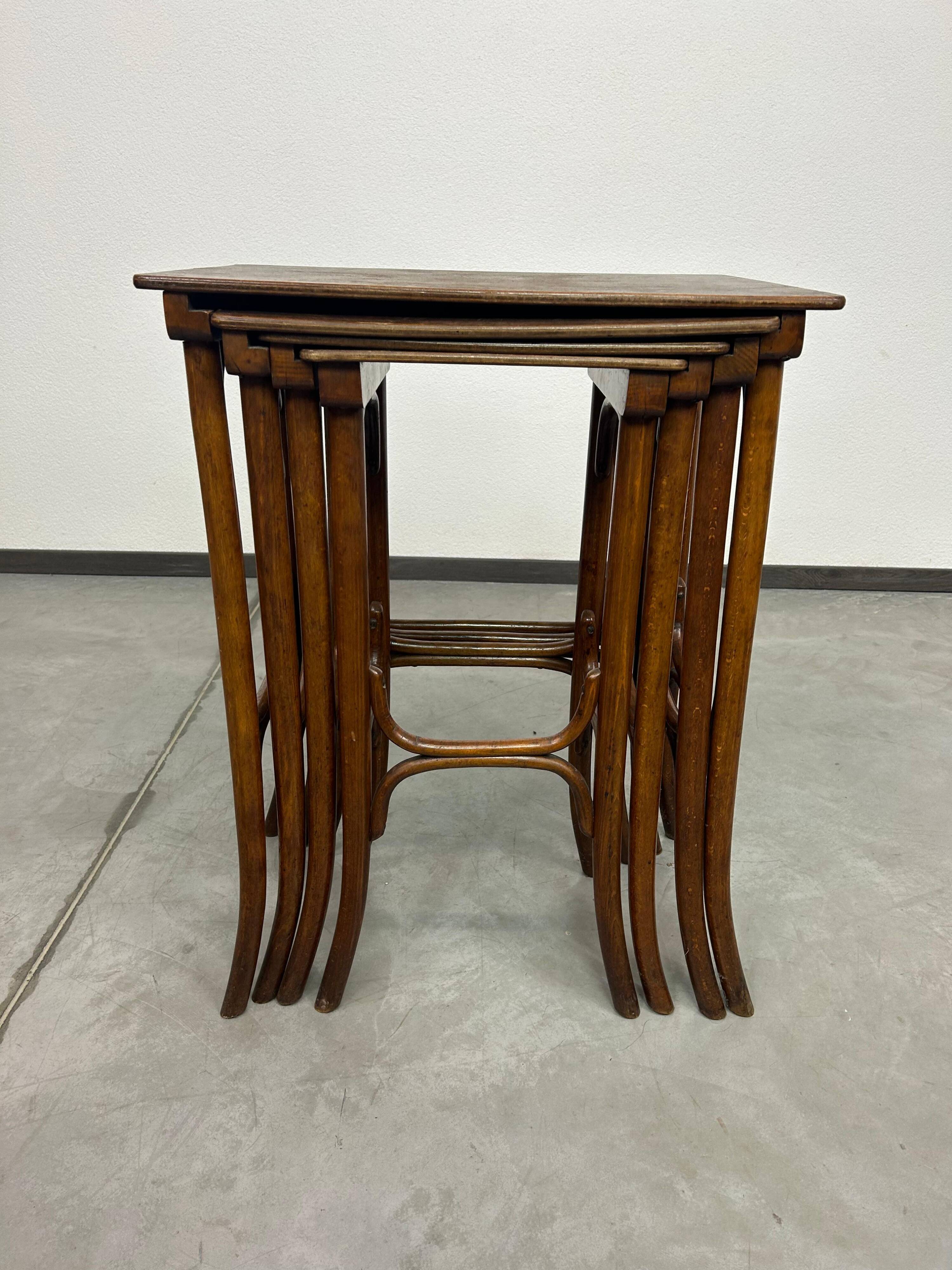 Tables gigognes en bois courbé par Thonet
