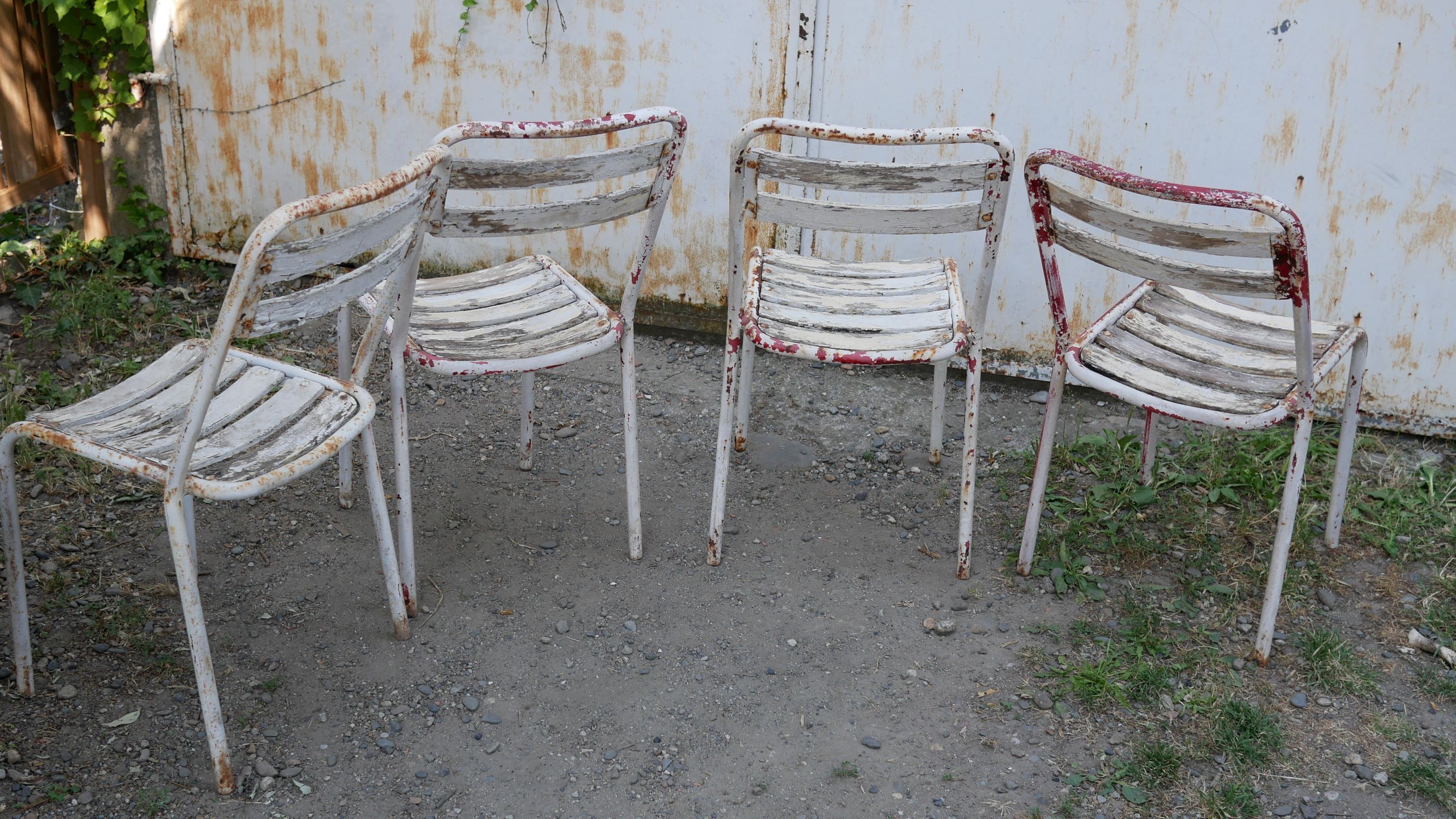 Chaises Tolix t2 par Xavier Pauchard