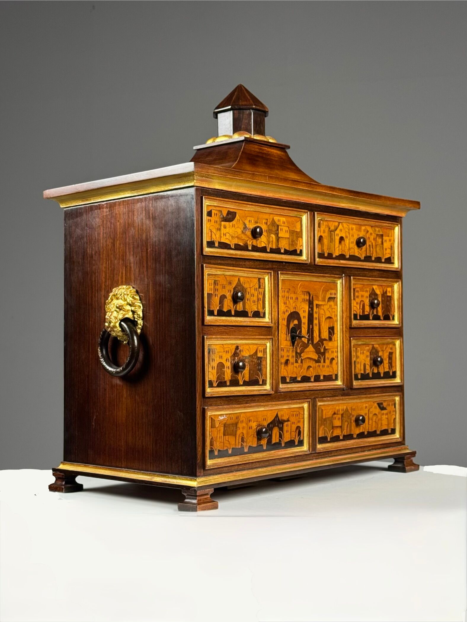 Cabinet d'art en marqueterie allemande