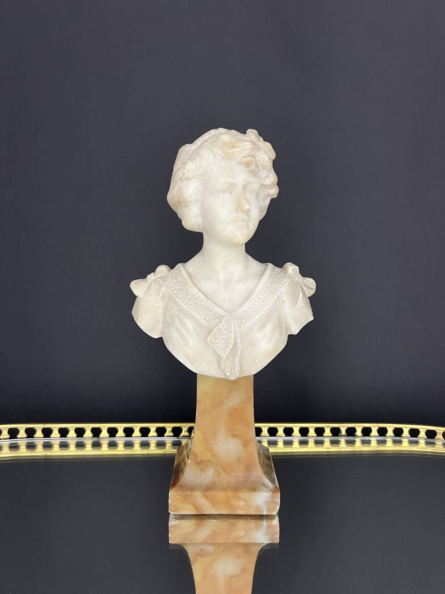 Bust of a young woman in carved alabaster – Art Nouveau style