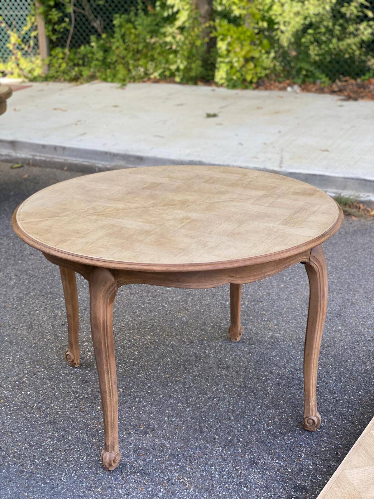 Table à manger ronde Louis XV rénovée en bois brut 210cm