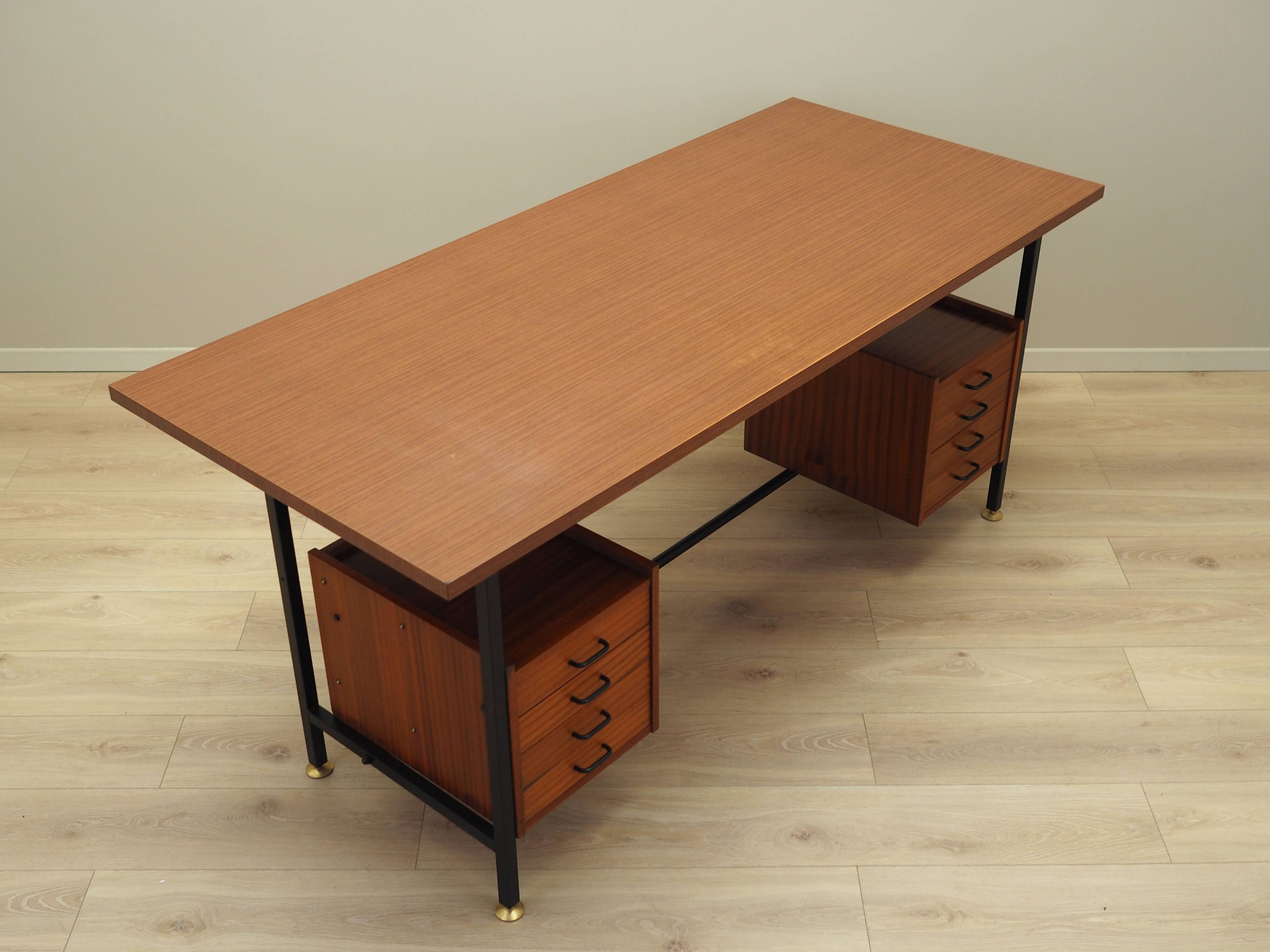 Bureau en acajou, design italien, années 1970, production : Italie