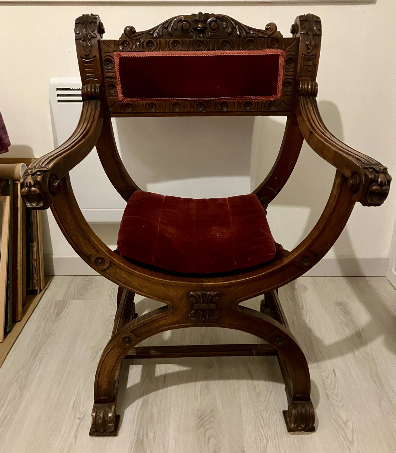 Renaissance-style Dagobert armchair in wood