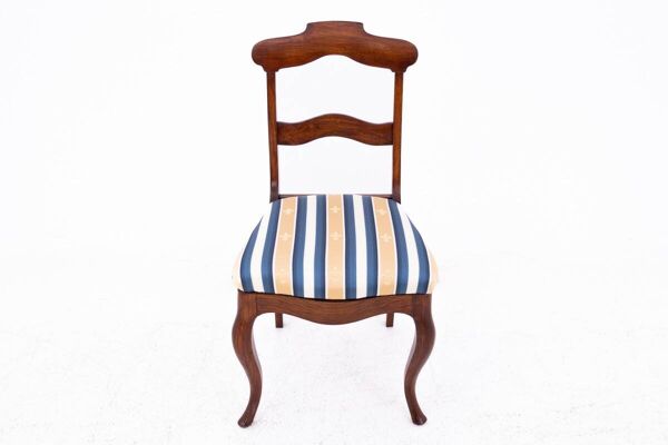 Cinq chaises anciennes, Europe du Nord, vers 1890. Après rénovation.
