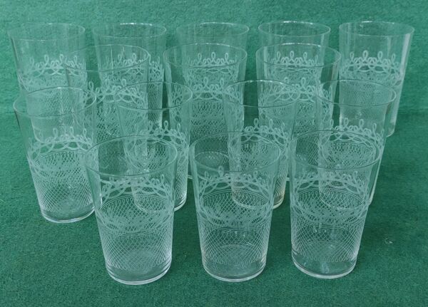 Ensemble 15 anciens verres en cristal gravé