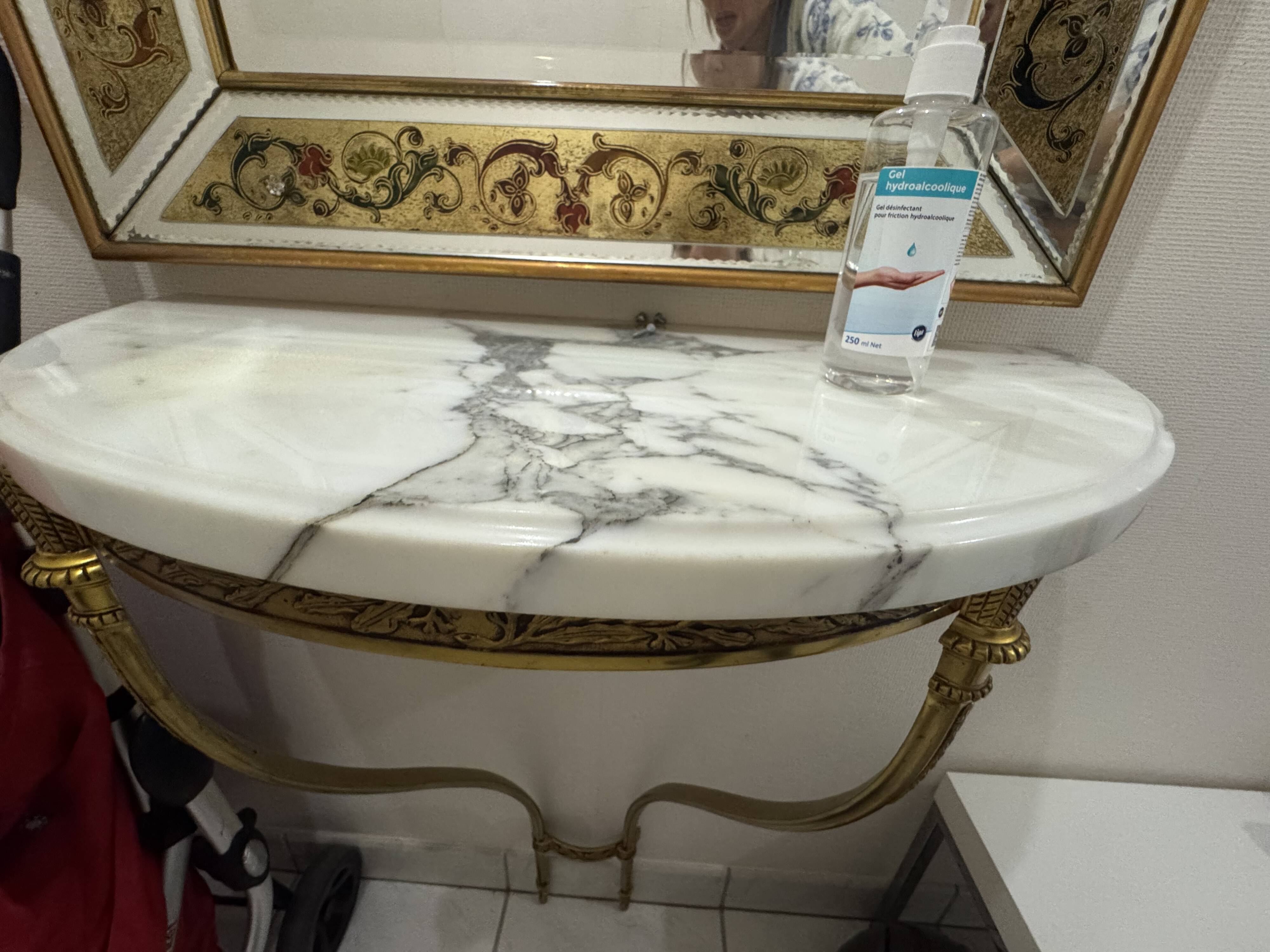 Console en bronze dorée avec plateau en marbre blanc veinée gris