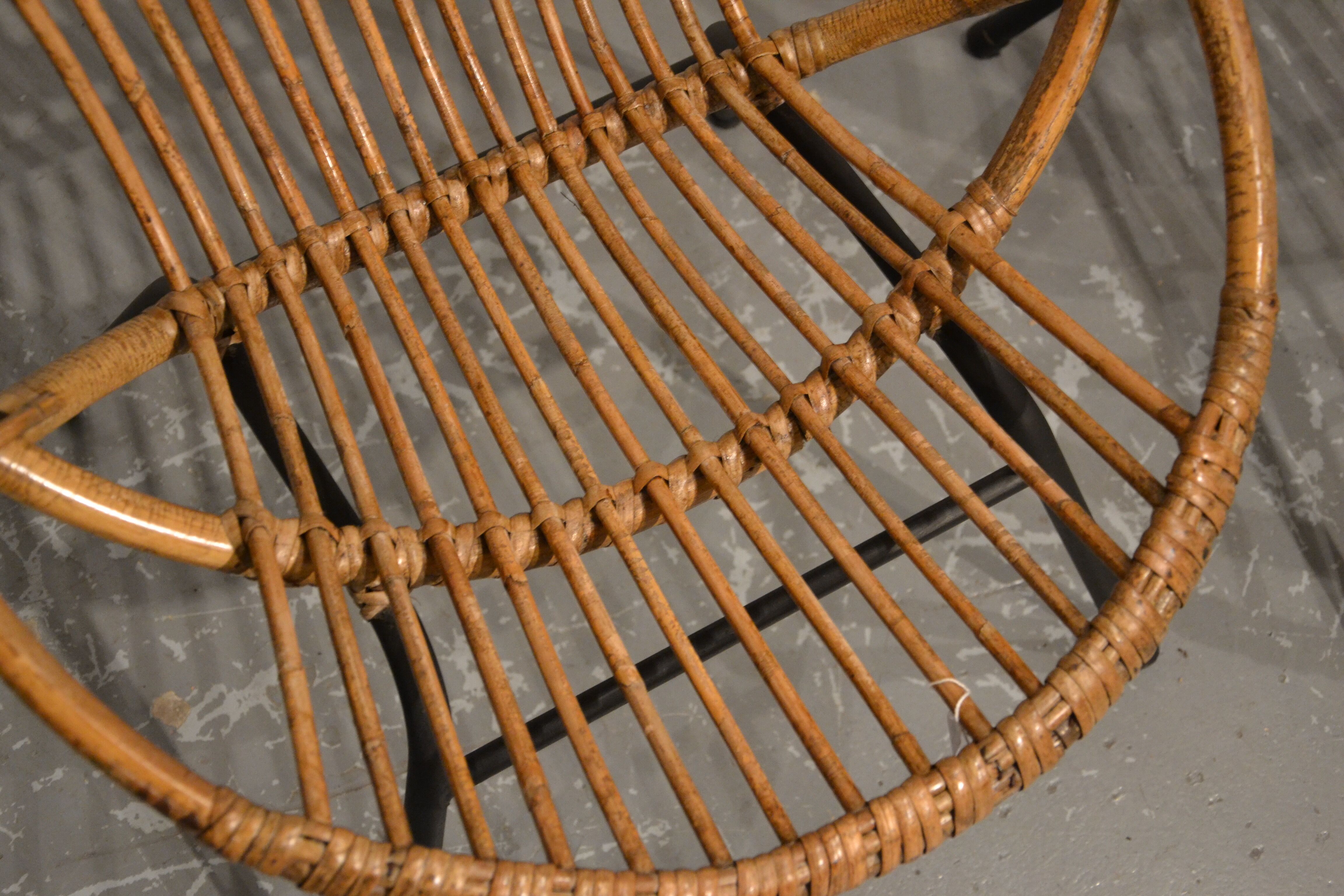 Paire de fauteuils coquille en rotin