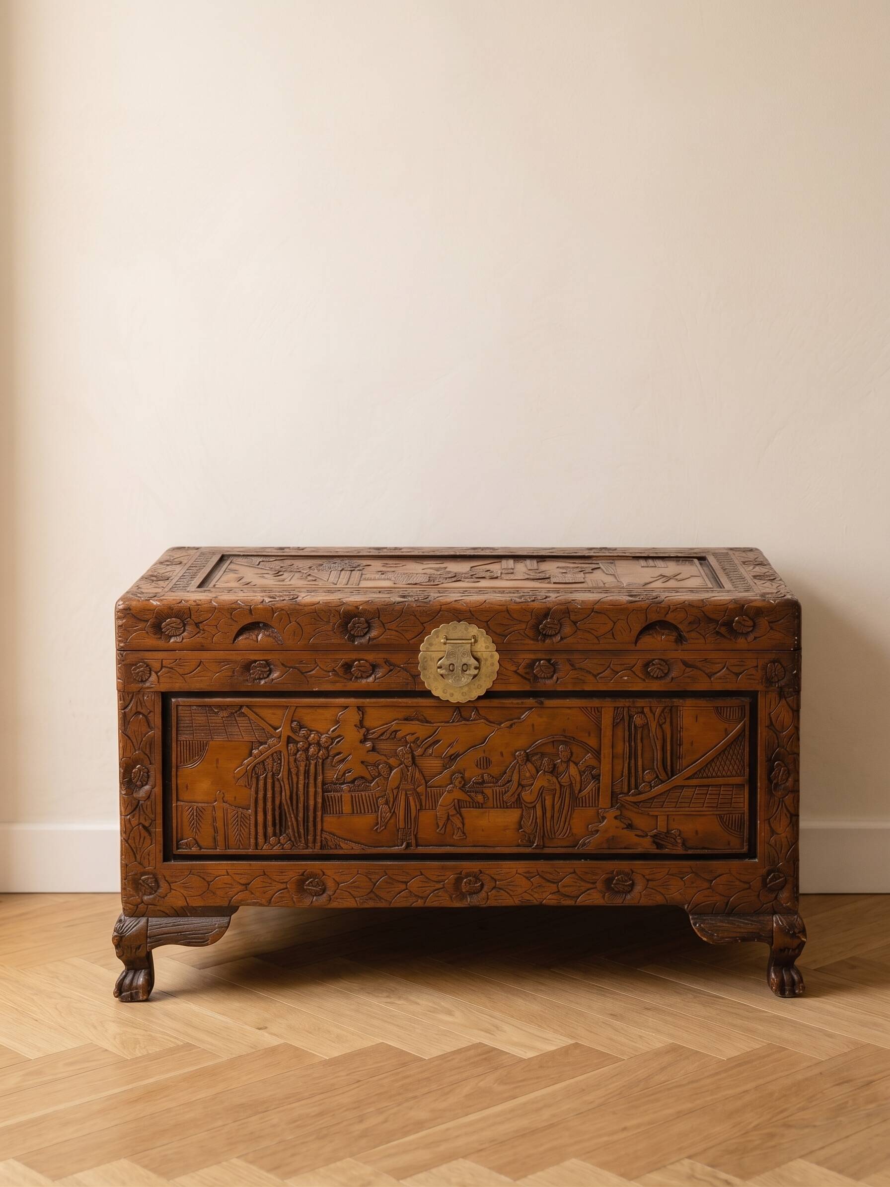 Coffre en bois sculpté