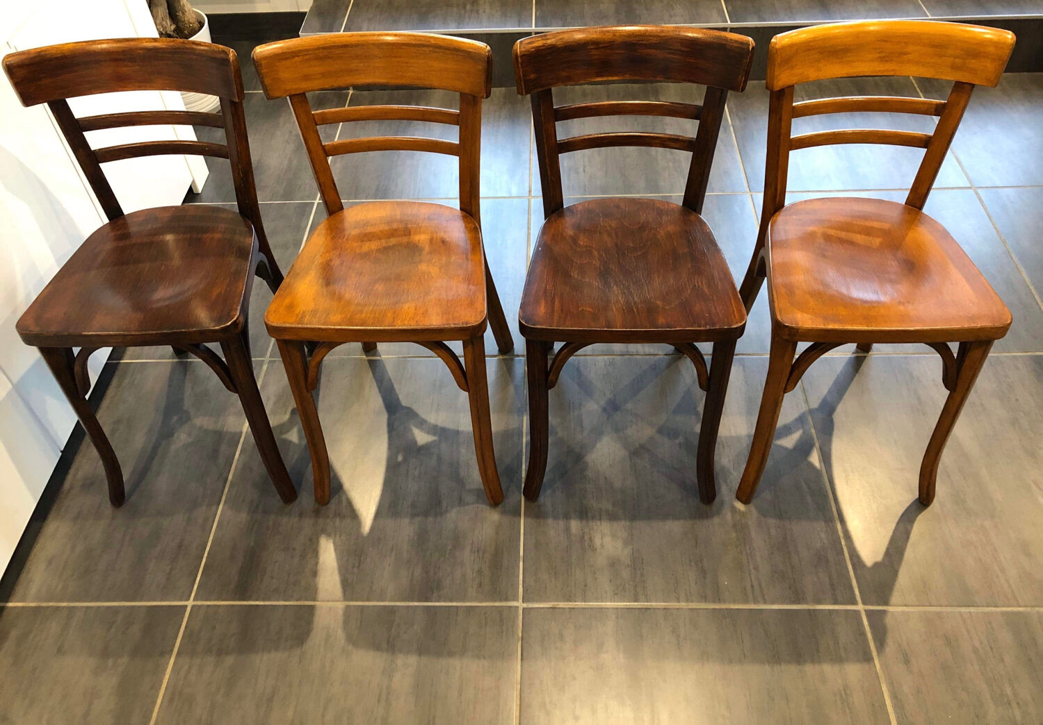 Suite de 4 chaises de bistrot Baumann vintage