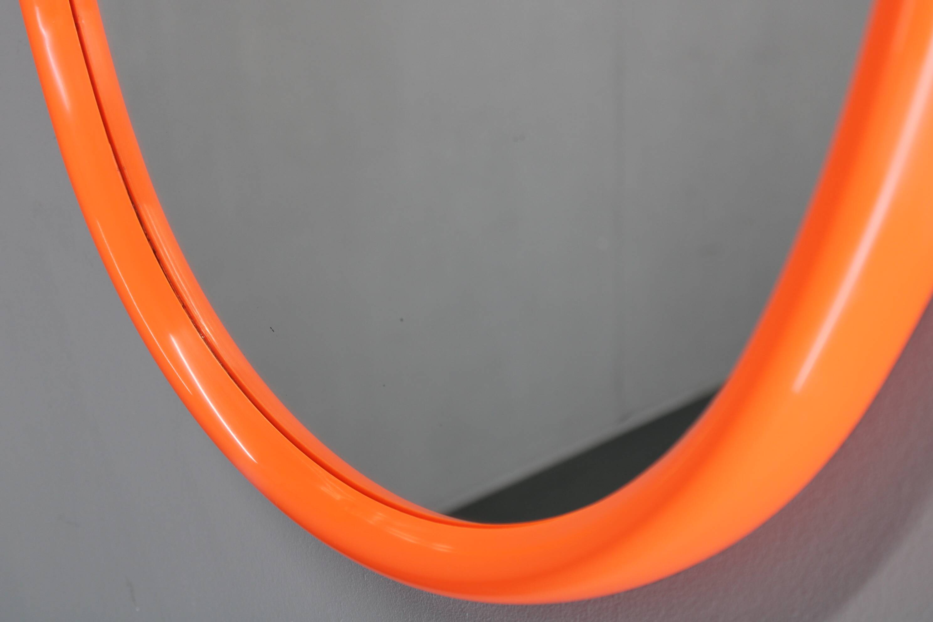 Miroir ovale italien des années 1970, cadre en plastique orange
