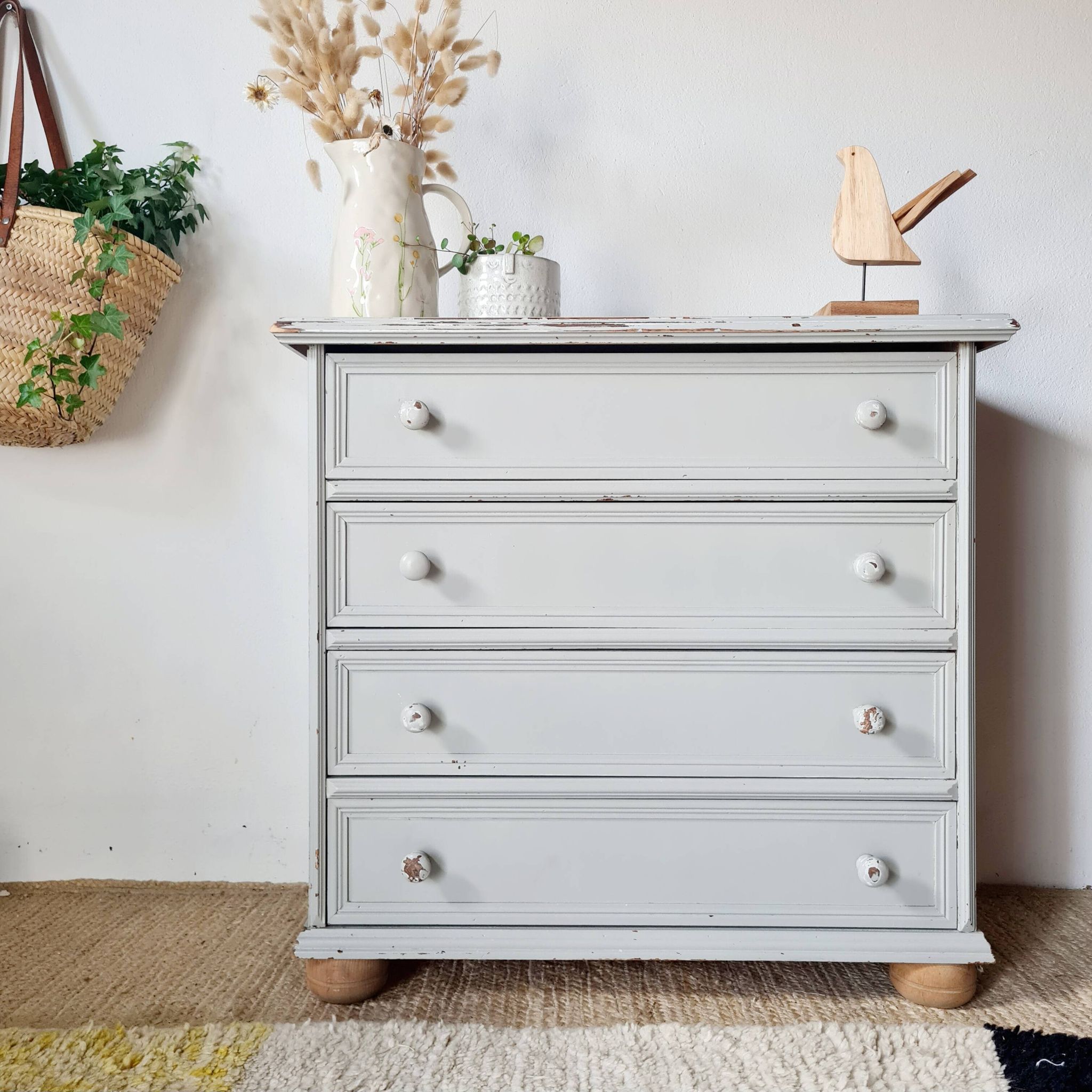 Antique chest of drawers with 4 drawers – Patinated pearl grey & ball feet