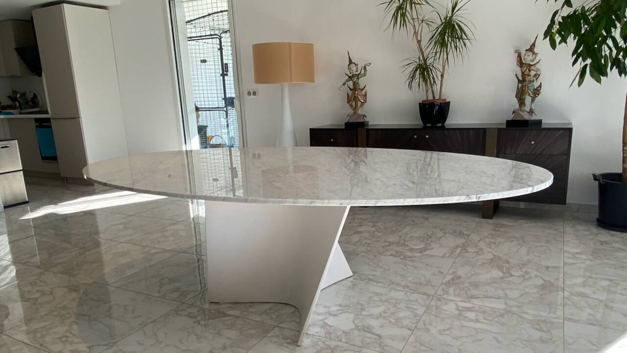 Elliptical table in Carrara marble and Corian attributed to Xavier Lust.