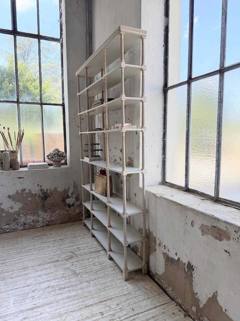 Bibliothèque, étagère XL Napoléon en bois patiné blanc