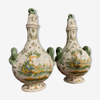 Paire de vases en faïence de Moustiers dans le goût d'Oleyris vers 1900