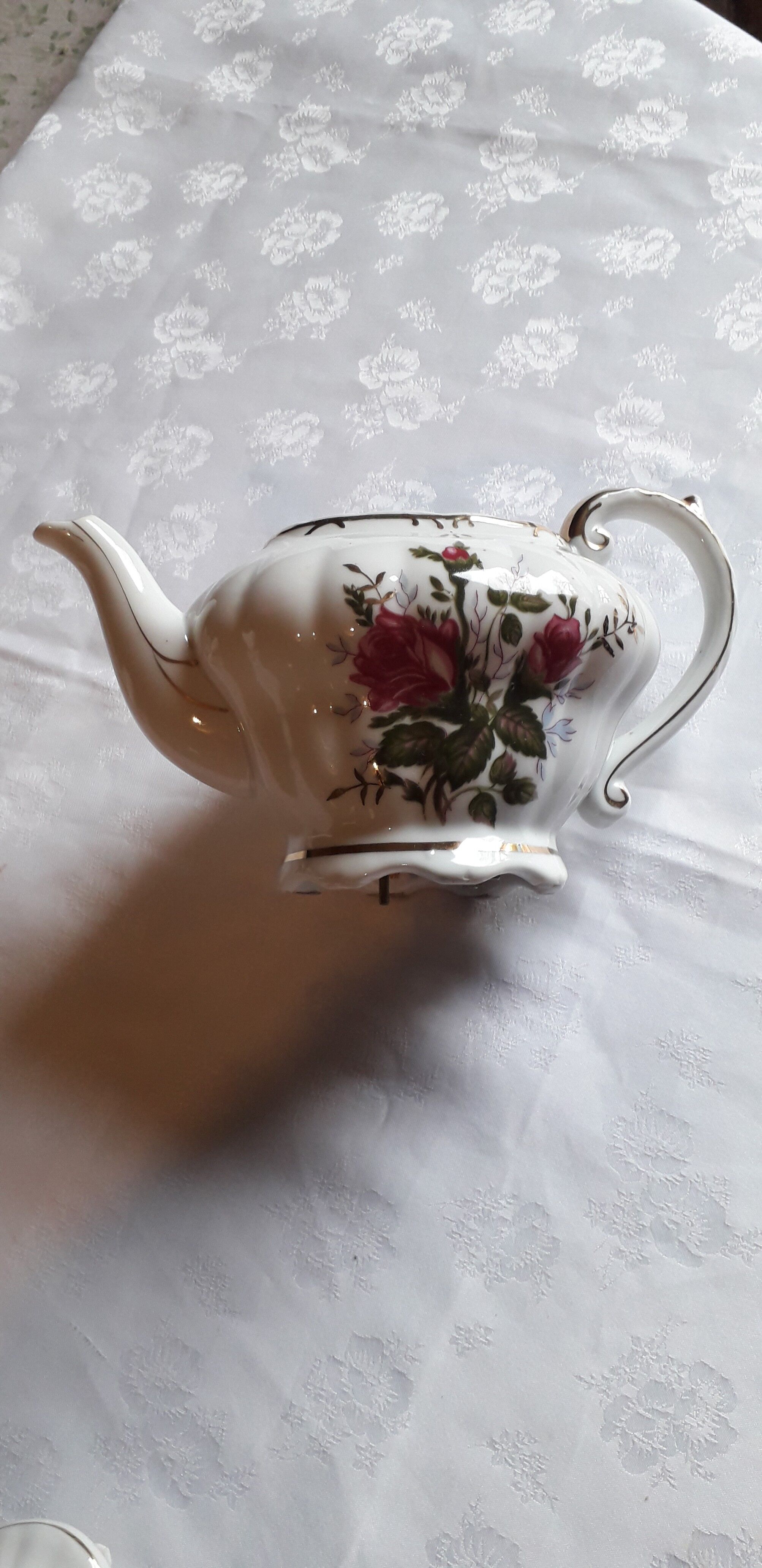 Musical teapot in white porcelain with floral decoration