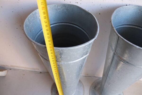 Paire de grands vases de fleuriste en zinc