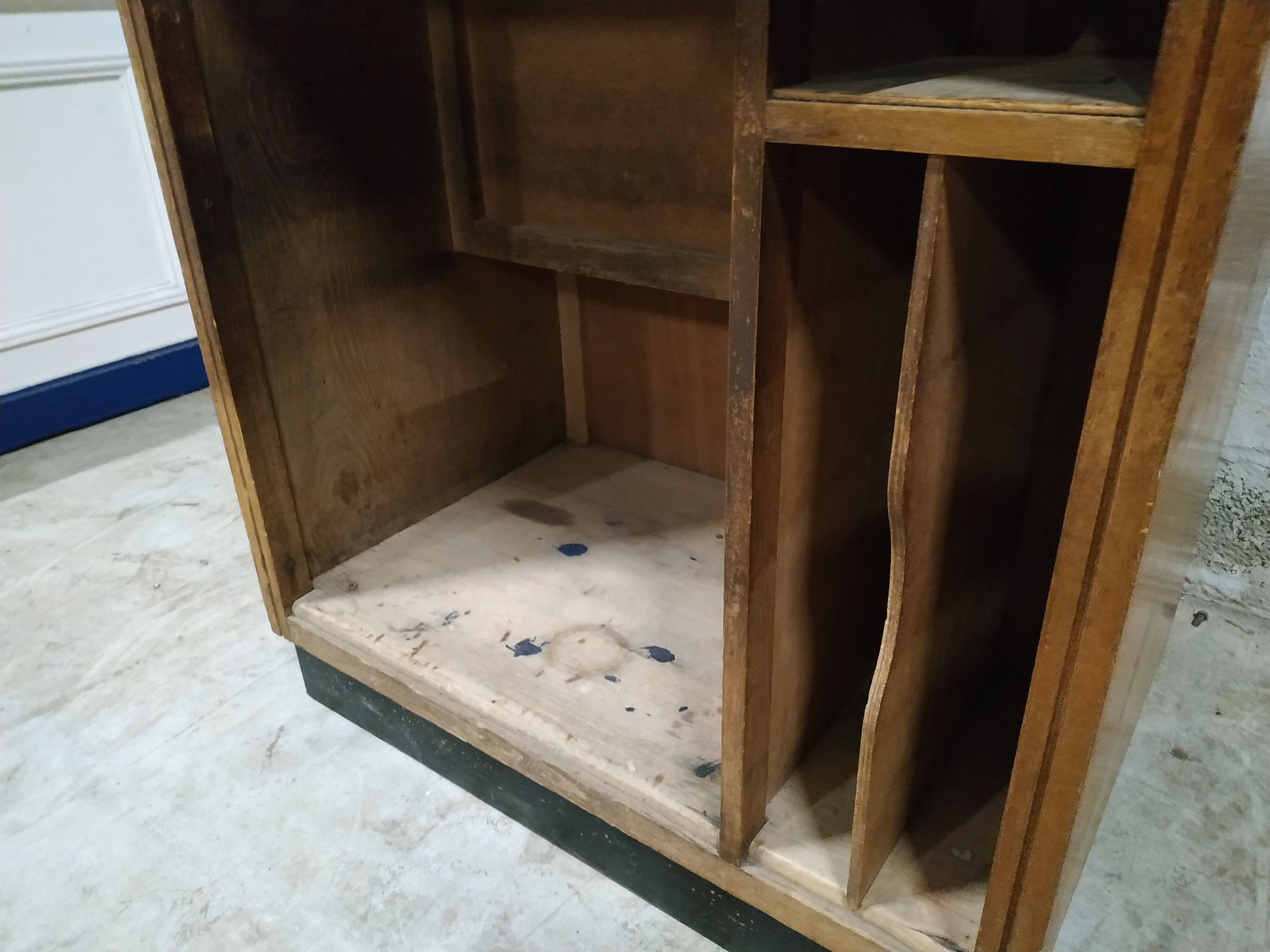 Former cash vitrine store counter