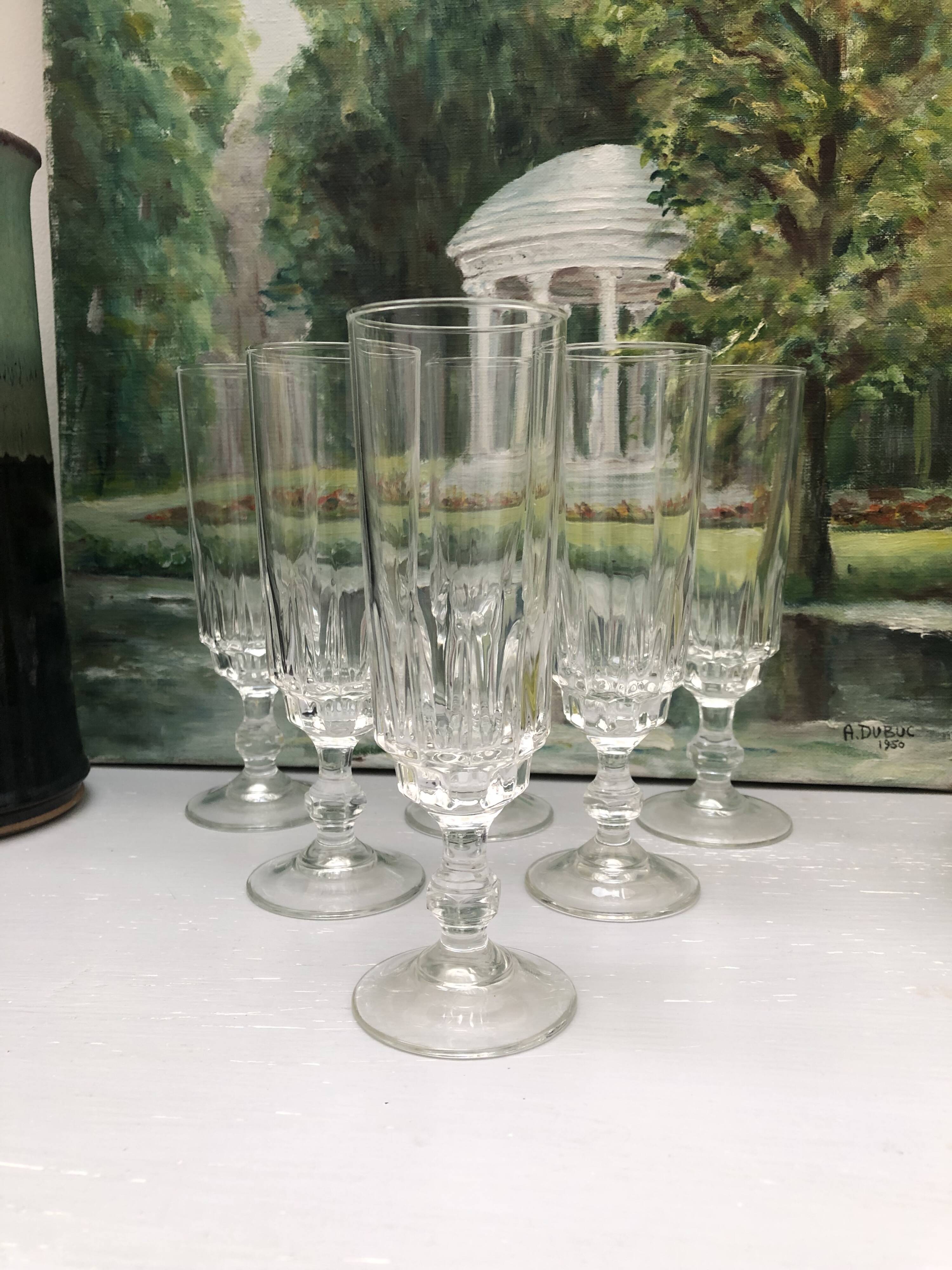 Set of 6 lance model champagne flutes, design made in France from the 1970s.