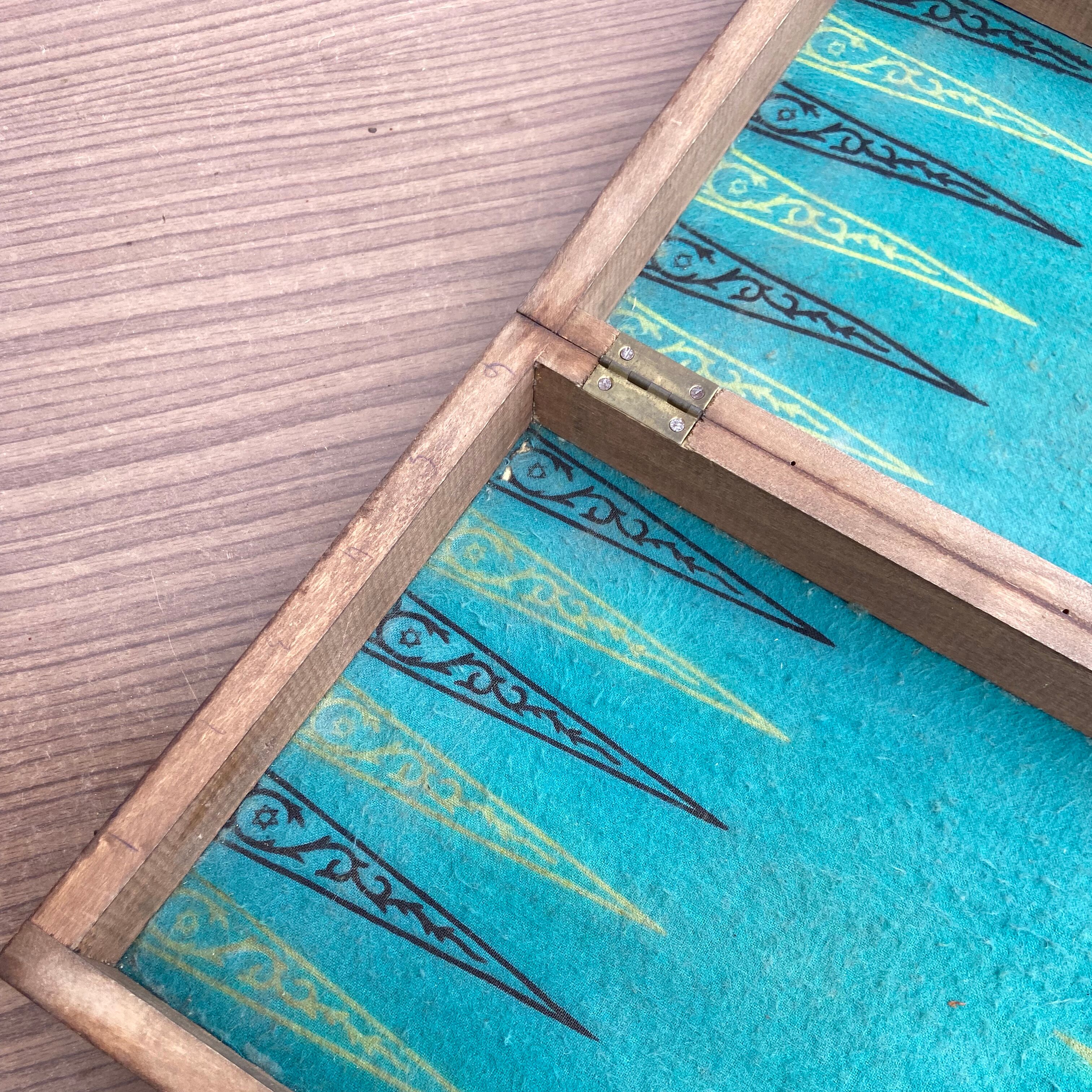 Old game box decorated in wood and felt - Backgammon Lady Dice Game