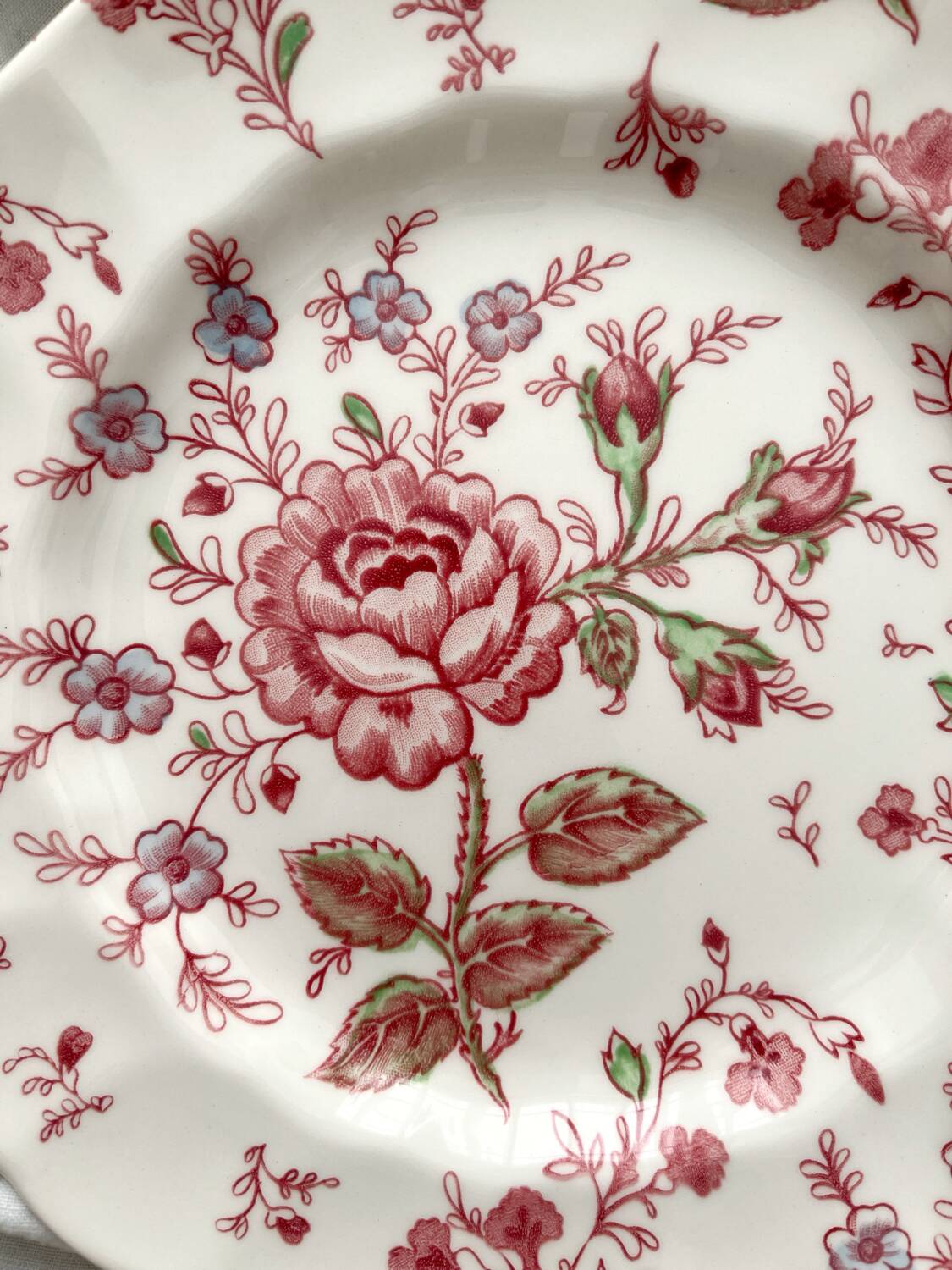 8 Johnson Brothers "Rose Chintz" earthenware dessert plates