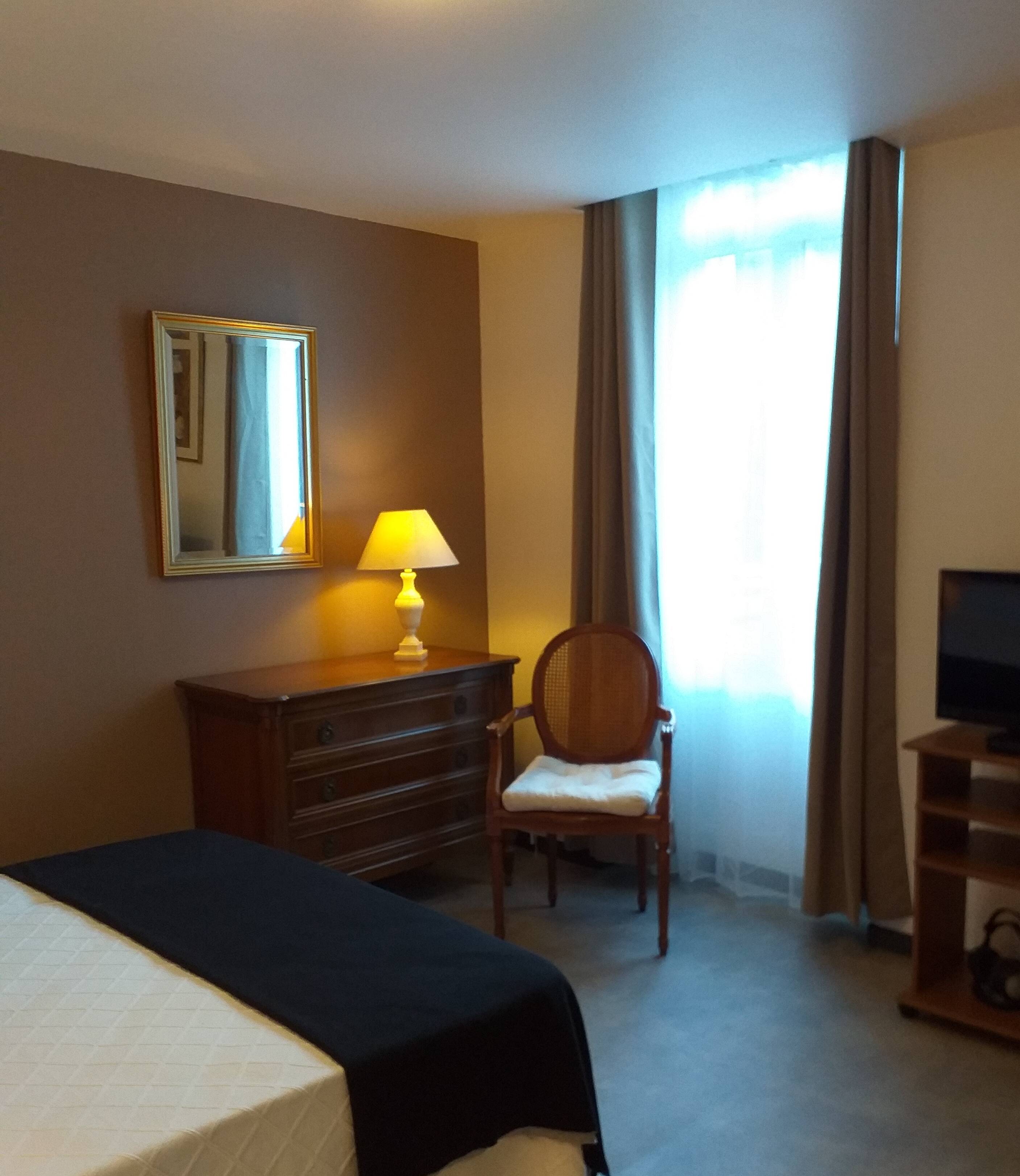 Beveled mirror with gold frame 60 x 80 cm